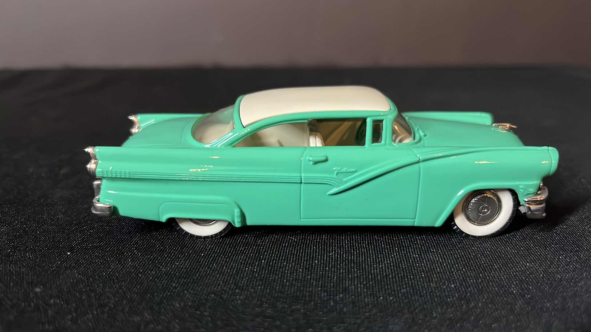 Photo 3 of VINTAGE BROOKLIN COLLECTION DIE-CAST METAL 1956 FORD FAIRLANE 2 DOOR VICTORIA, MADE IN ENGLAND (No. 23)