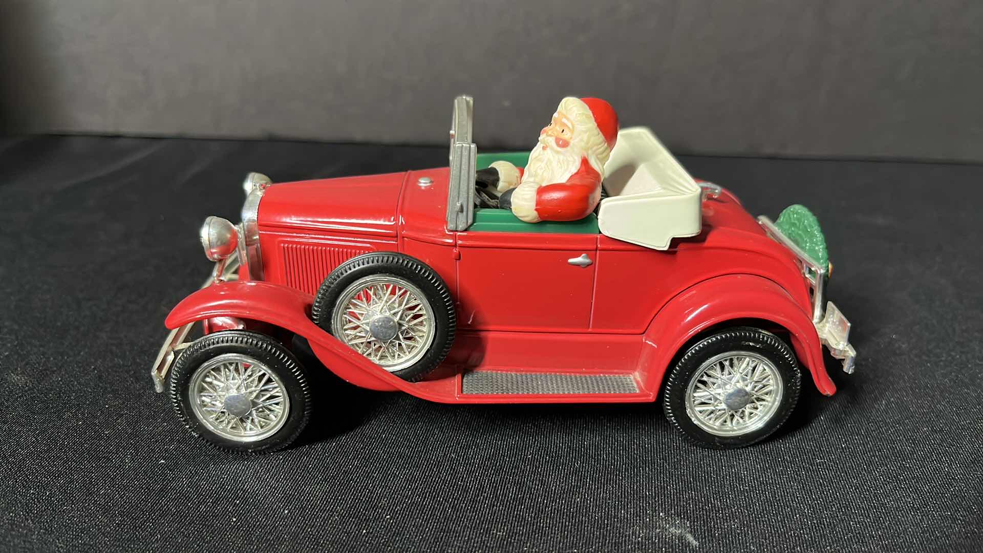 Photo 1 of THE EASTWOOD COMPANY DIE-CAST METAL GORD MODEL A 1992 SANTA’S ROADSTER LOCKING COIN BANK W KEY (STOCK #1928)