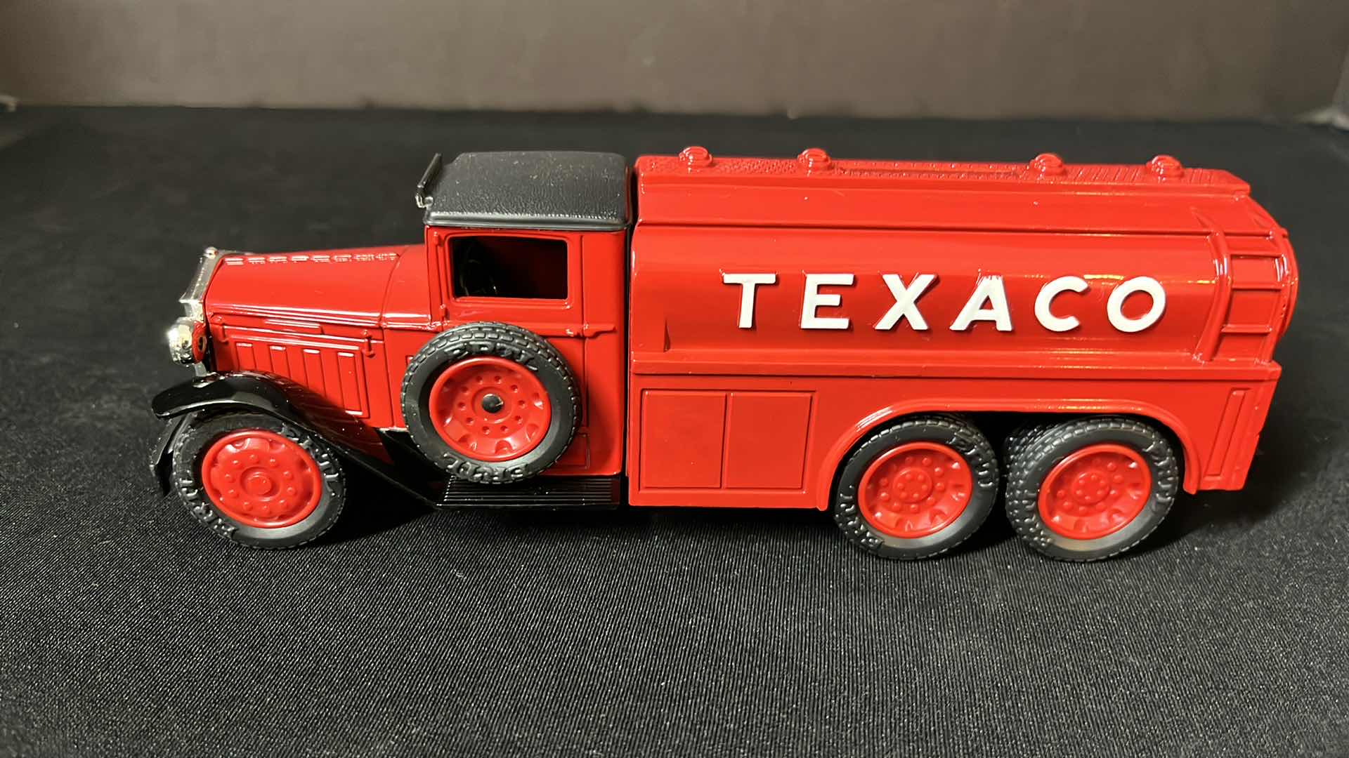 Photo 1 of ERTL LIMITED EDITION TEXACO 1930 DIAMOND FUEL TANKER, COLLECTORS SERIES #7, 1990 (STOCK NO 9330VO)