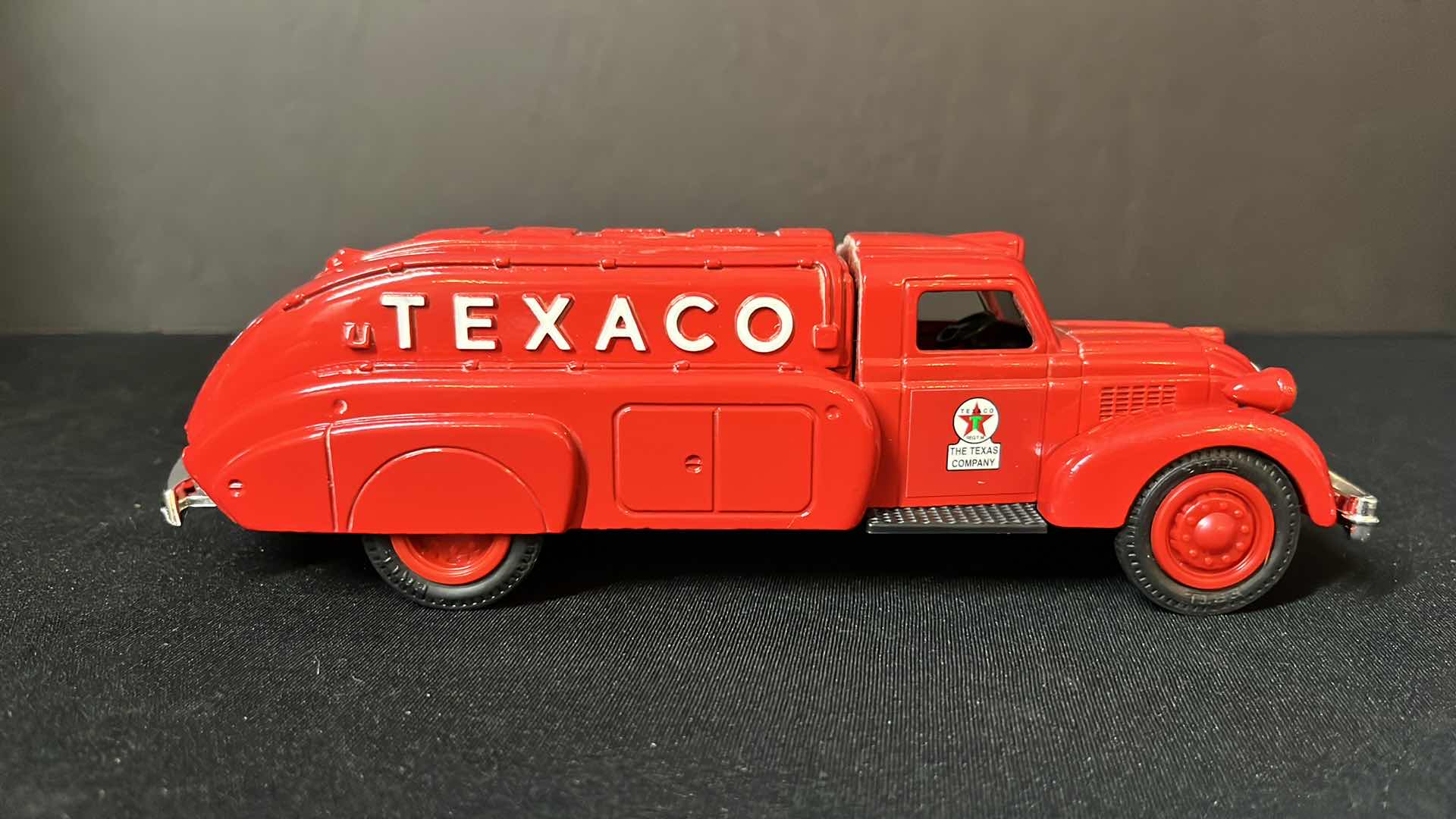 Photo 1 of ERTL DIE-CAST METAL TEXACO 1939 DODGE AIRFLOW LOCKING COIN BANK W KEY, COLLECTORS SERIES #10, 1993 (STOCK NO 9500)