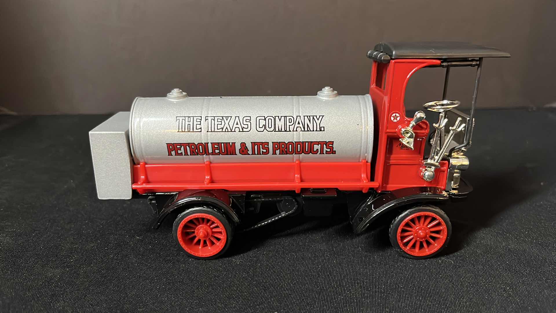 Photo 3 of ERTL DIE-CAST METAL 1910 MACK TEXACO TANKER LOCKING COIN BANK W KEY, COLLECTORS SERIES #12, 1995 (STOCK NO F122)