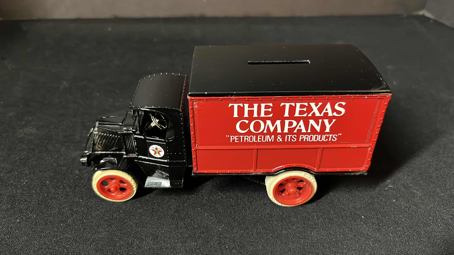 Photo 1 of ERTL DIE-CAST METAL LIMITED EDITION TEXACO 1925 MACK BULLDOG LUBRICANT TRUCK LOCKING COIN BANK W KEY, COLLECTORS SERIES #6, 1989 (STOCK NO 9040VO)
