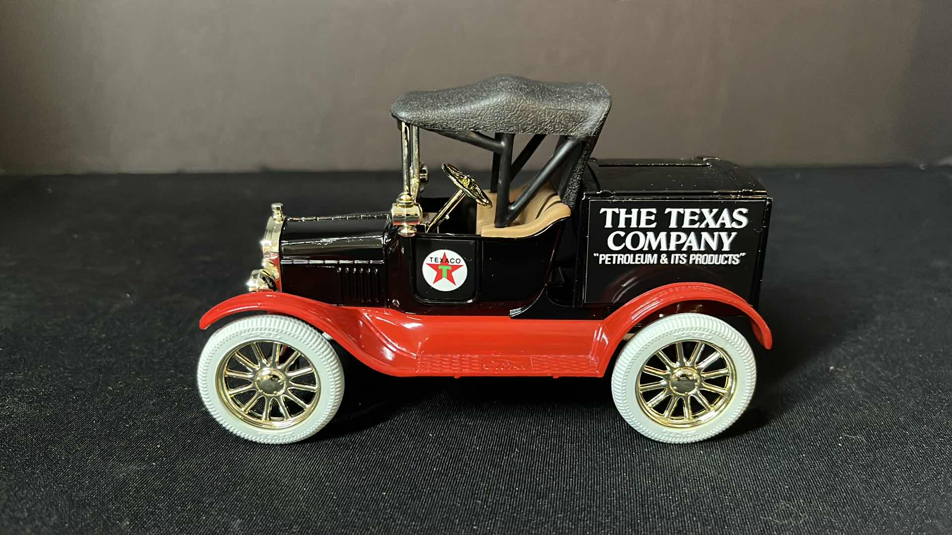 Photo 1 of ERTL DIE-CAST METAL LIMITED EDITION TEXACO 1918 FORD RUNABOUT LOCKING COIN BANK W KEY, COLLECTORS SERIES #5, 1988 (STOCK NO 9740VO)