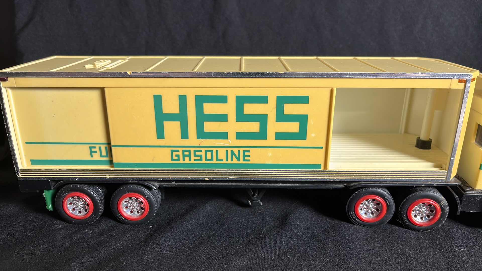 Photo 5 of HESS BATTERY OPERATED GASOLINE TRUCK AND TRAILER, 1987, MISSING BARRELS/REAR TRAILER DOOR, NO BOX