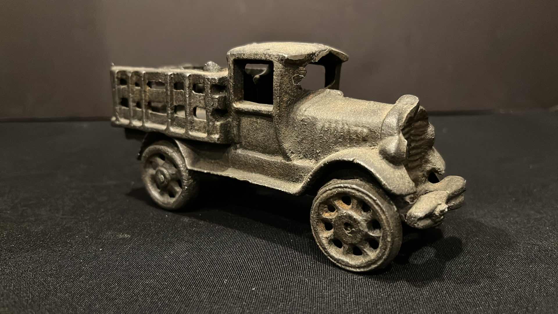 Photo 1 of ANTIQUE 1920’S CAST IRON FARMING DELIVERY TRUCK TOY 6”