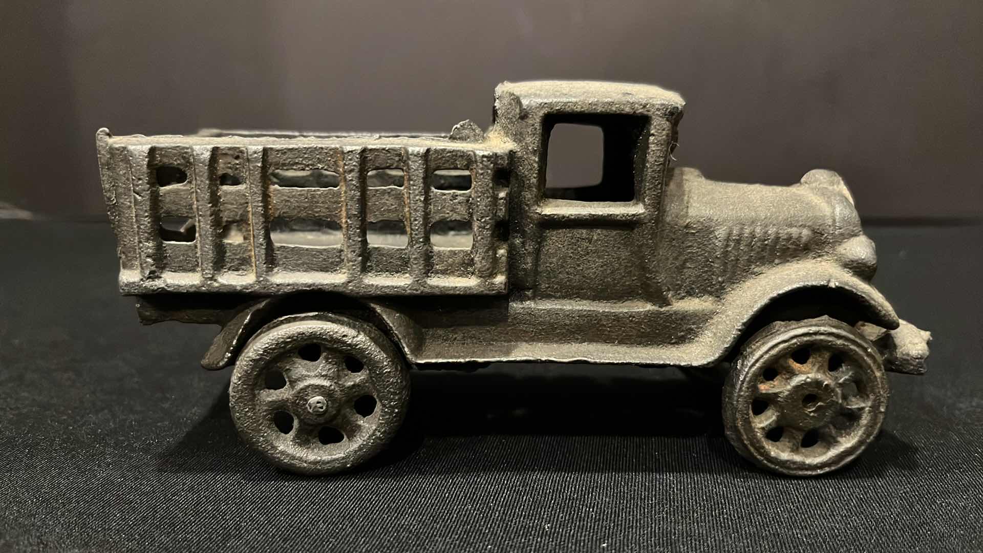 Photo 2 of ANTIQUE 1920’S CAST IRON FARMING DELIVERY TRUCK TOY 6”