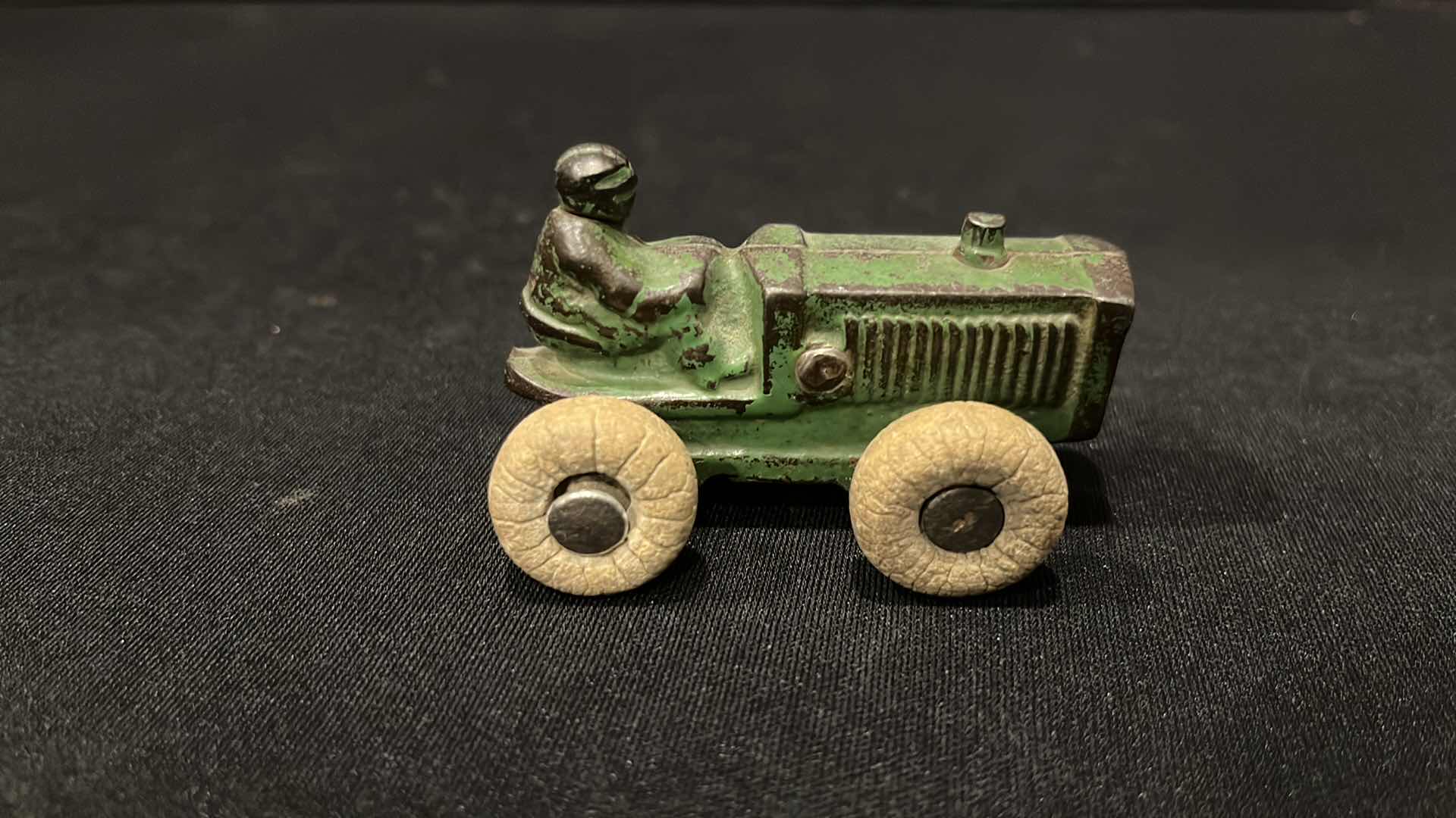 Photo 3 of ANTIQUE 1920’S MINIATURE HUBLEY CAST IRON TOY TRACTOR 2.75”