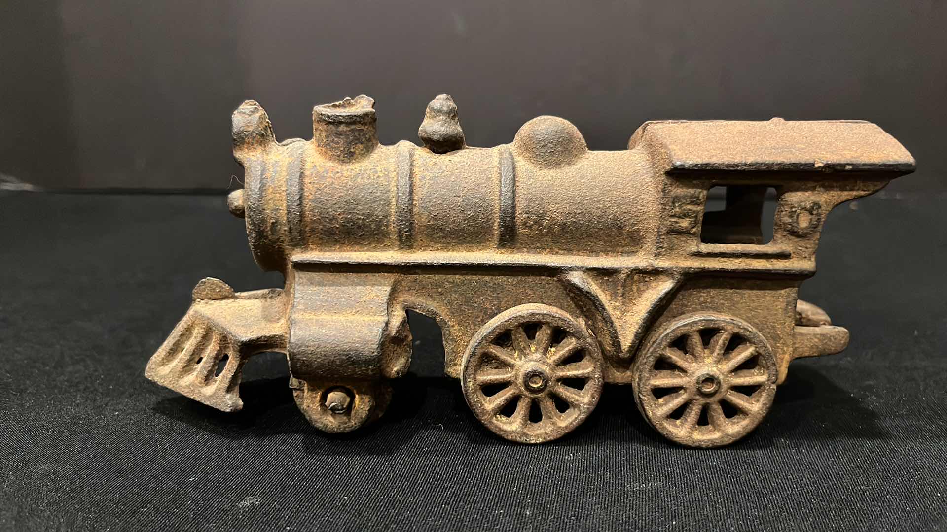 Photo 3 of ANTIQUE EARLY 1900’S CAST IRON TRAIN 7.25”