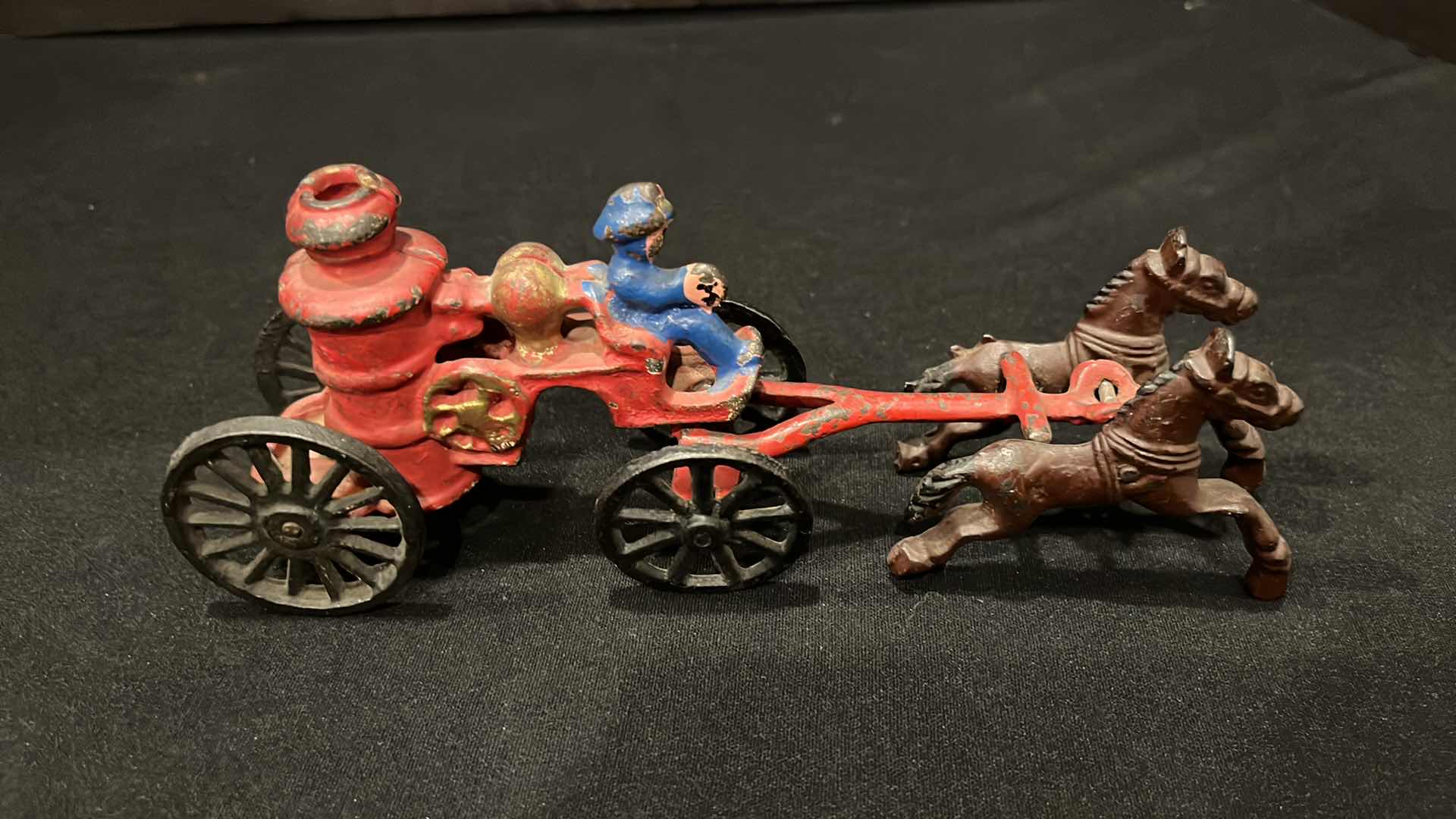 Photo 3 of ANTIQUE EARLY 1900’S 2 PC CAST IRON HORSE DRAWN FIRE ENGINE PUMP WAGON 9”