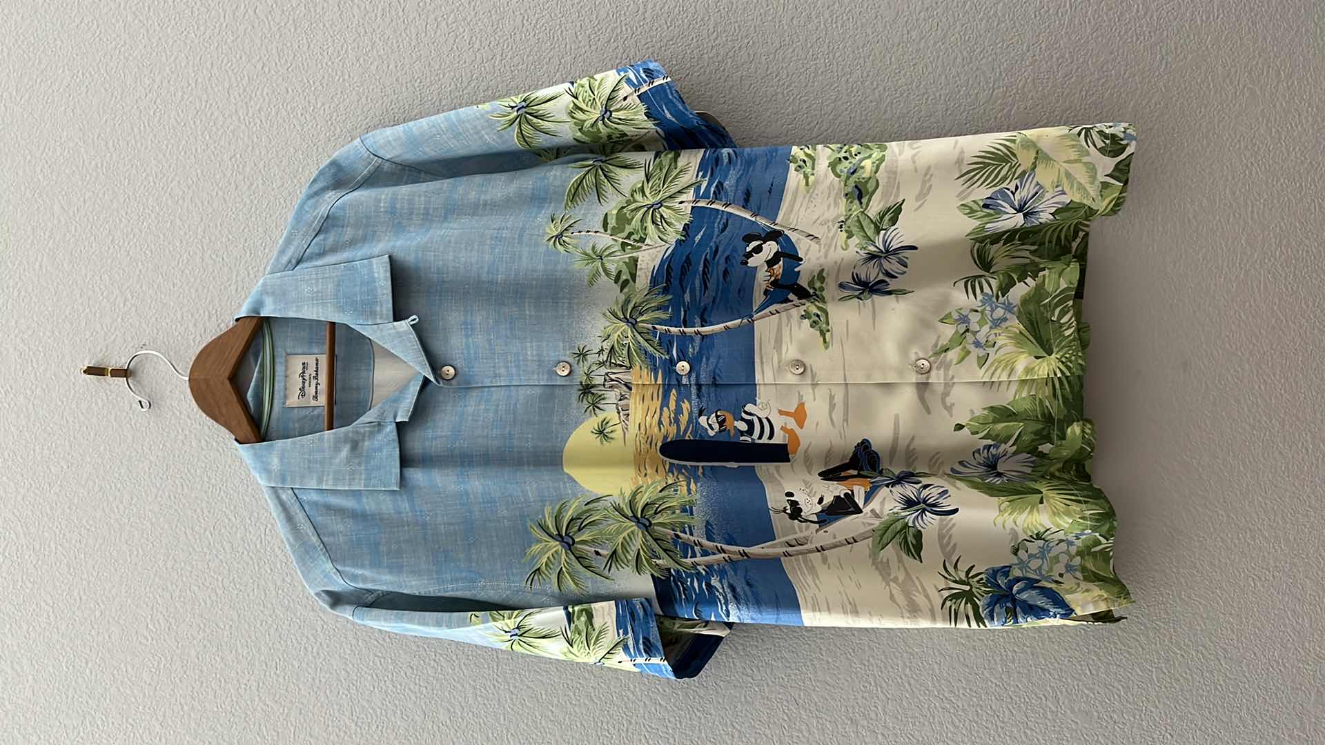 Photo 1 of DISNEY PARKS COLLECTION BY TOMMY BAHAMA HAWAIIAN STYLE BUTTON DOWN MENS 100% SILK SHIRT (XL)