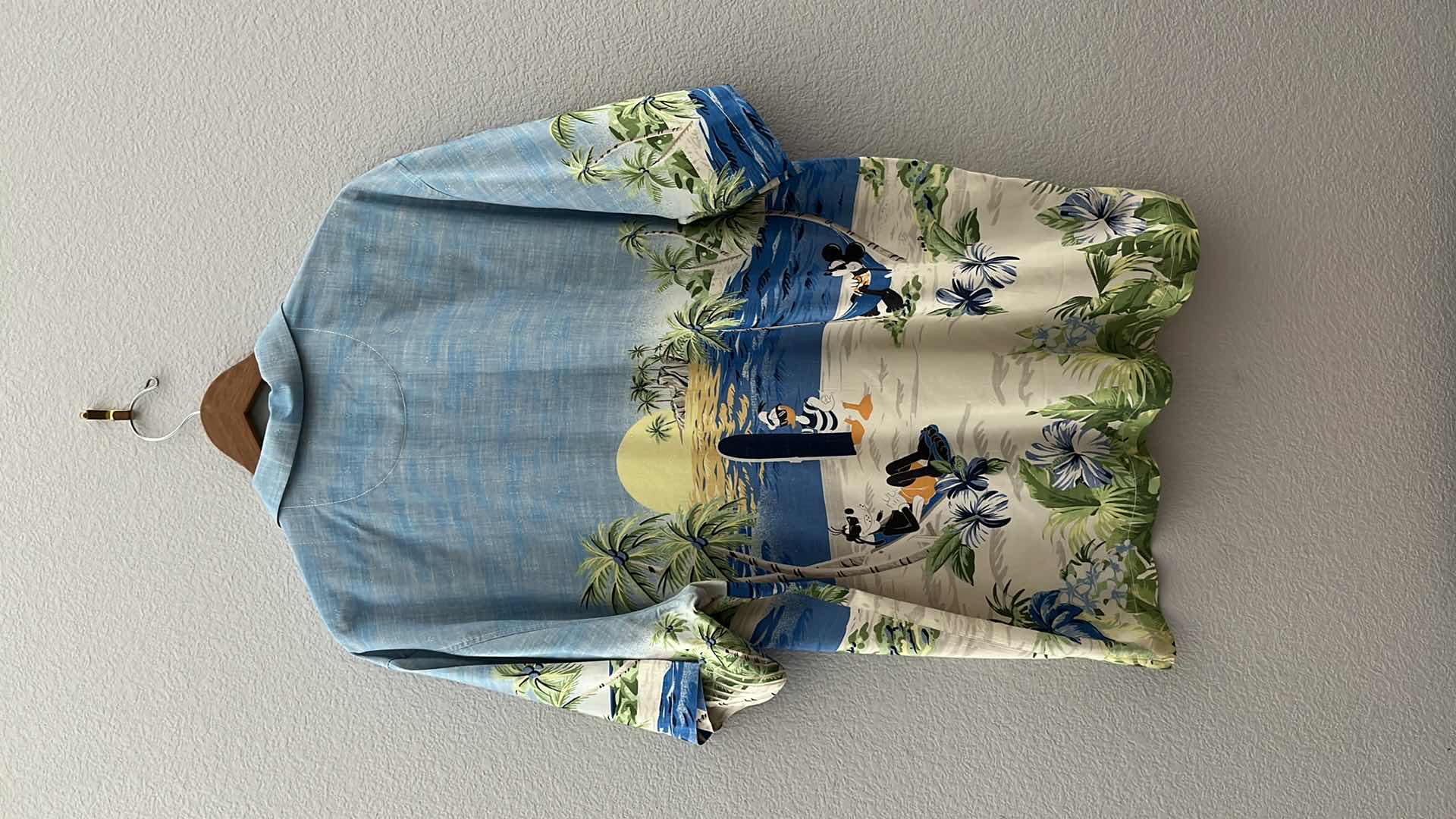 Photo 2 of DISNEY PARKS COLLECTION BY TOMMY BAHAMA HAWAIIAN STYLE BUTTON DOWN MENS 100% SILK SHIRT (XL)