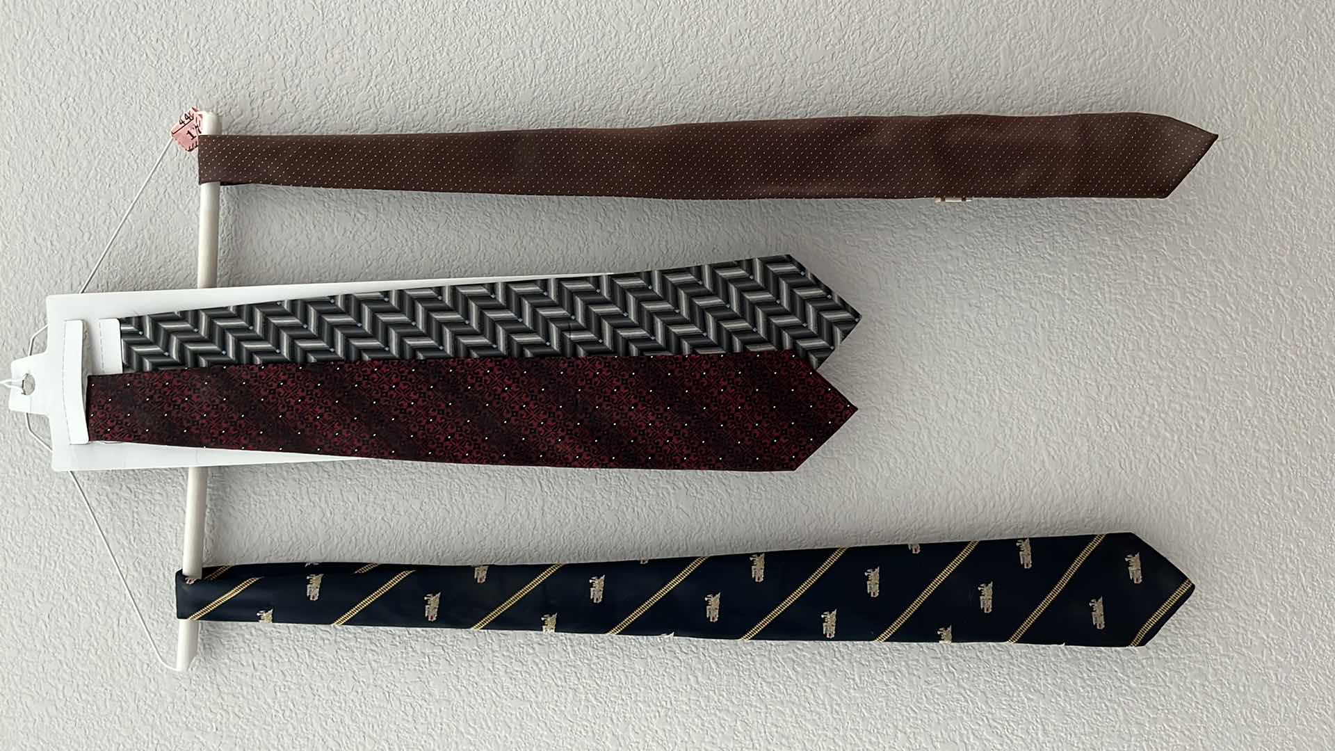 Photo 1 of 4-MENS TIES VANHEUSEN, SMITHSONIAN, MERVYNS