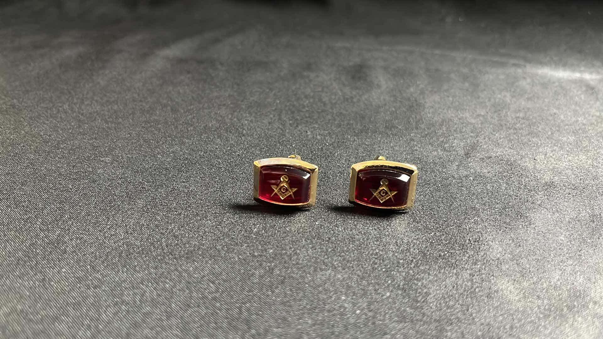 Photo 4 of 3 PC VINTAGE GOLD TONE MASONIC FREEMASON CUFF LINKS & TIE BAR SET