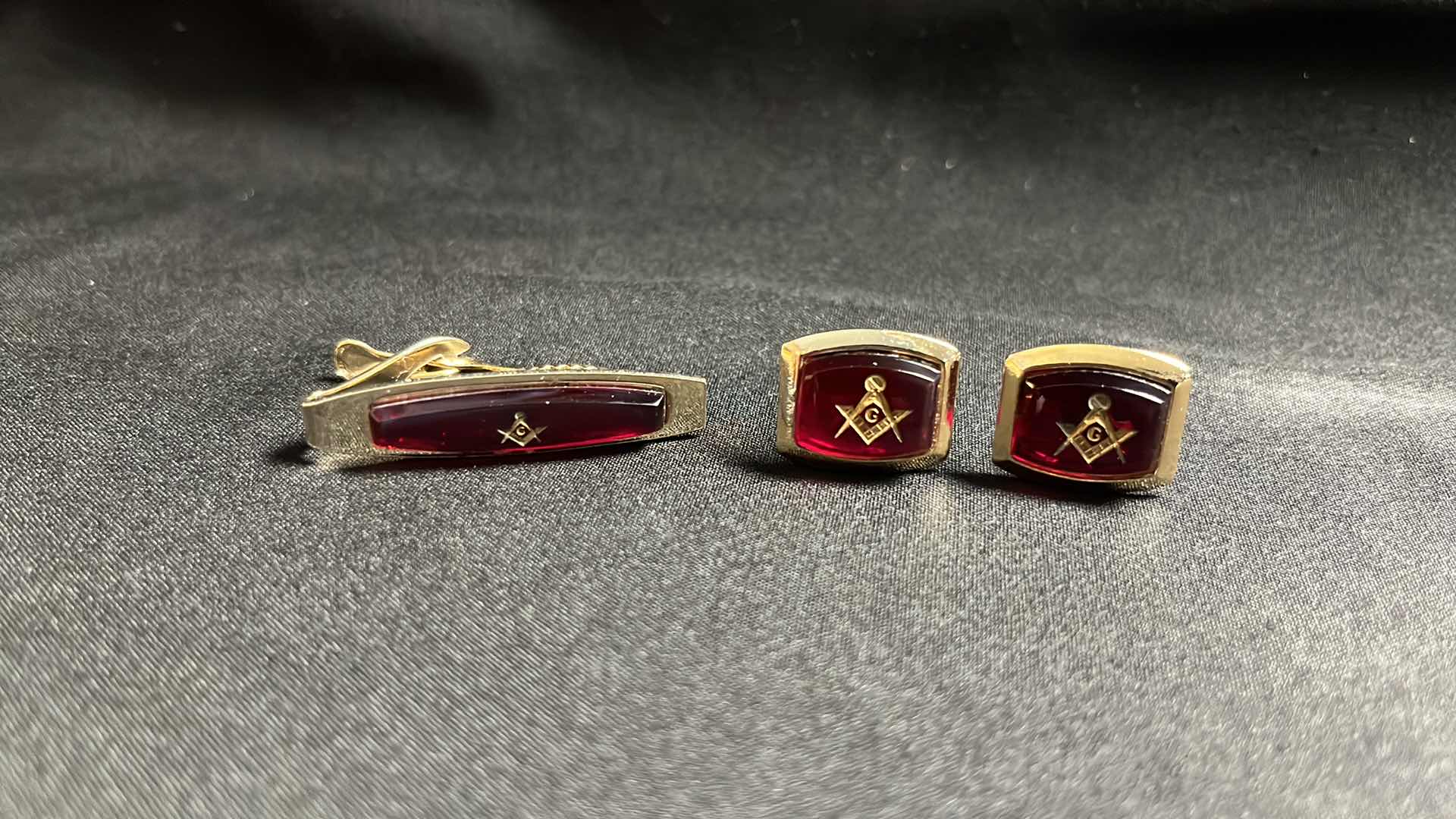 Photo 1 of 3 PC VINTAGE GOLD TONE MASONIC FREEMASON CUFF LINKS & TIE BAR SET