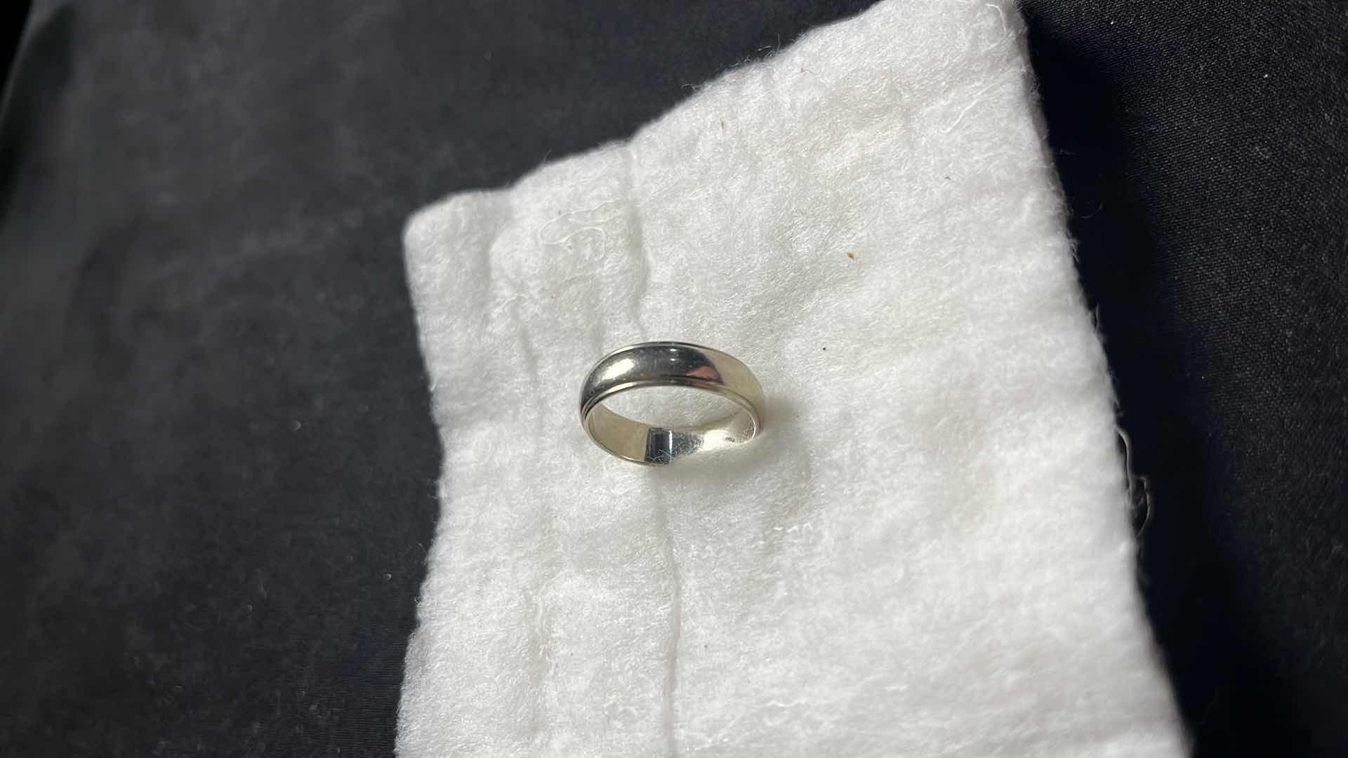 Photo 2 of 14K WHITE GOLD RING SIZE 8.5-9