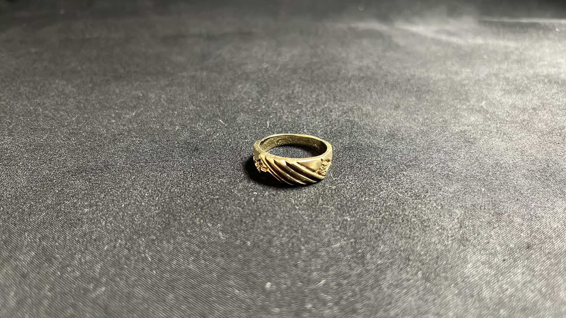Photo 2 of MENS 14K GOLD RING, SIZE 9-9.5