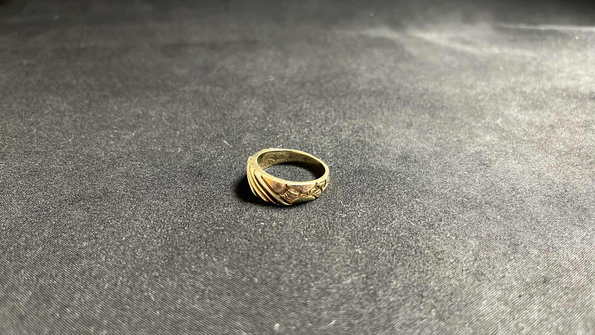 Photo 1 of MENS 14K GOLD RING, SIZE 9-9.5