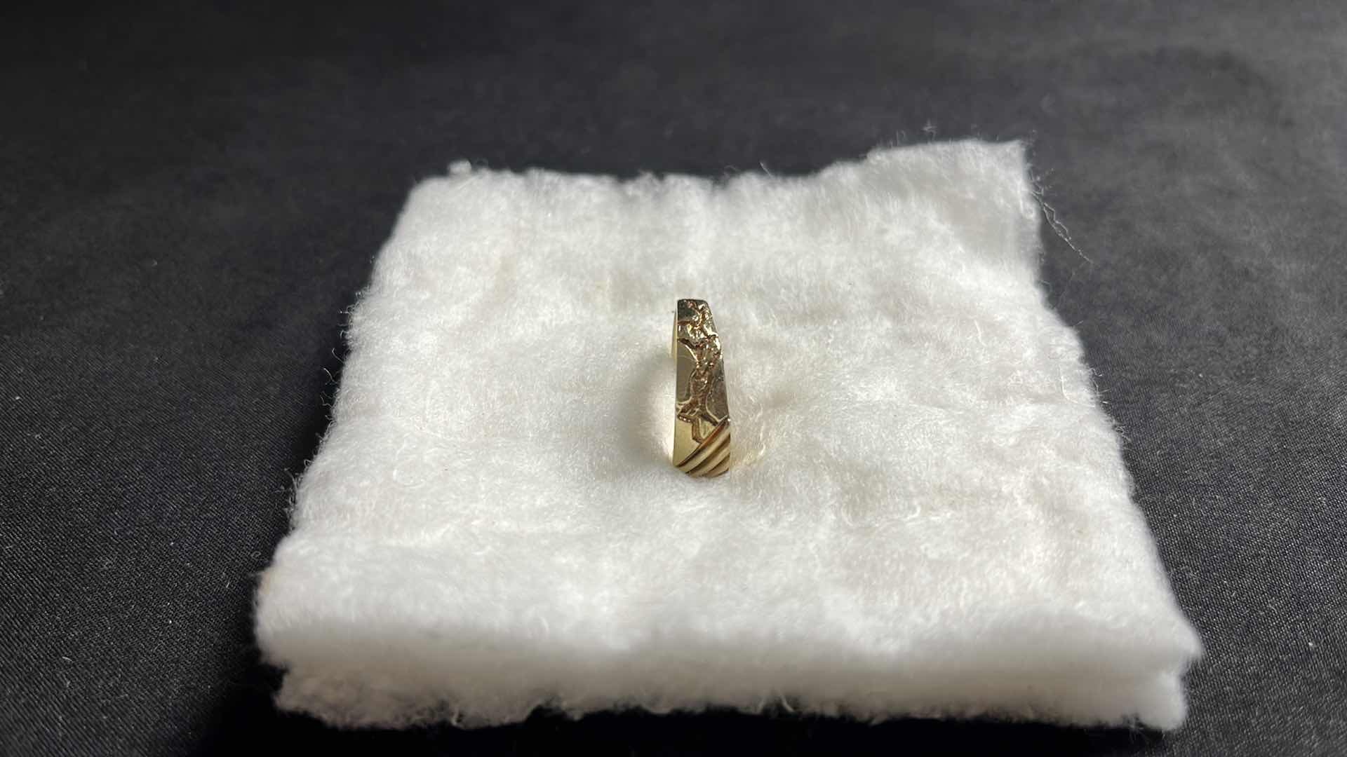 Photo 4 of MENS 14K GOLD RING, SIZE 9-9.5