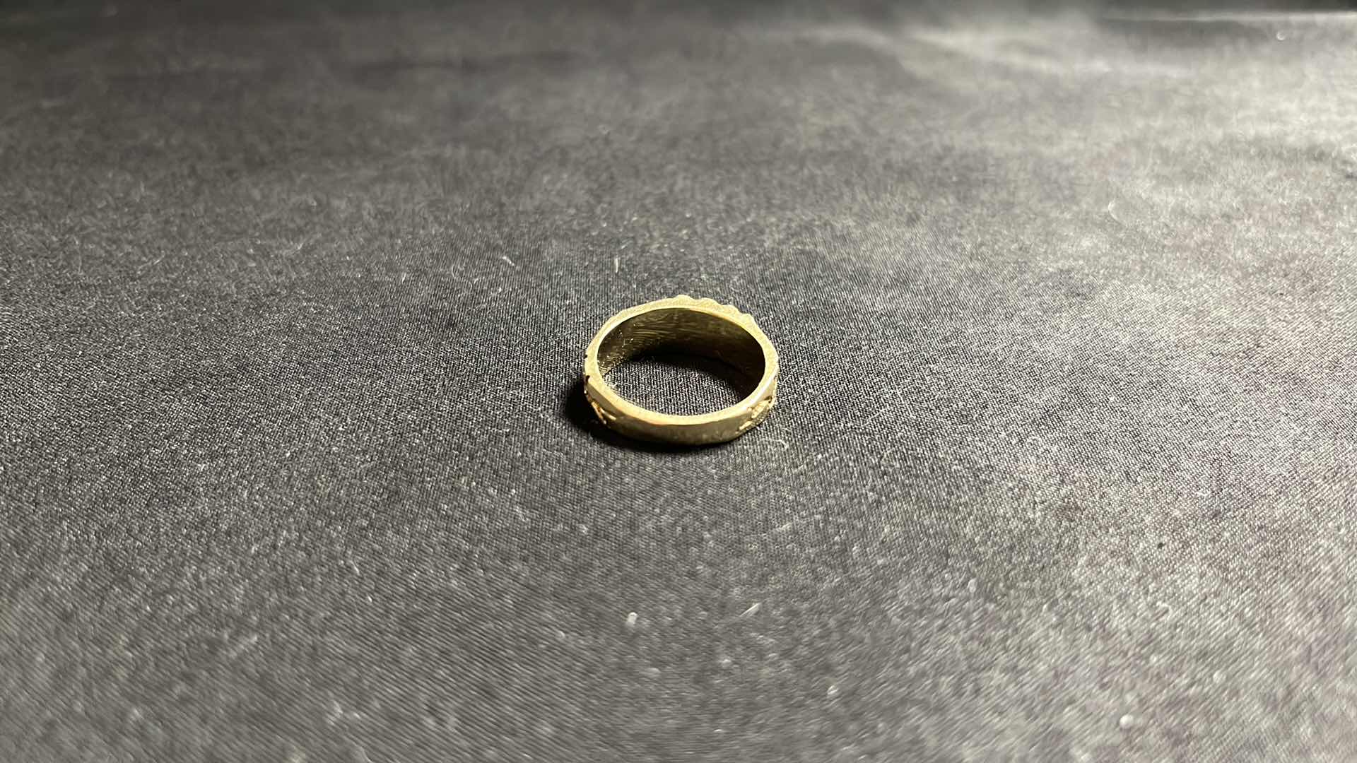 Photo 3 of MENS 14K GOLD RING, SIZE 9-9.5