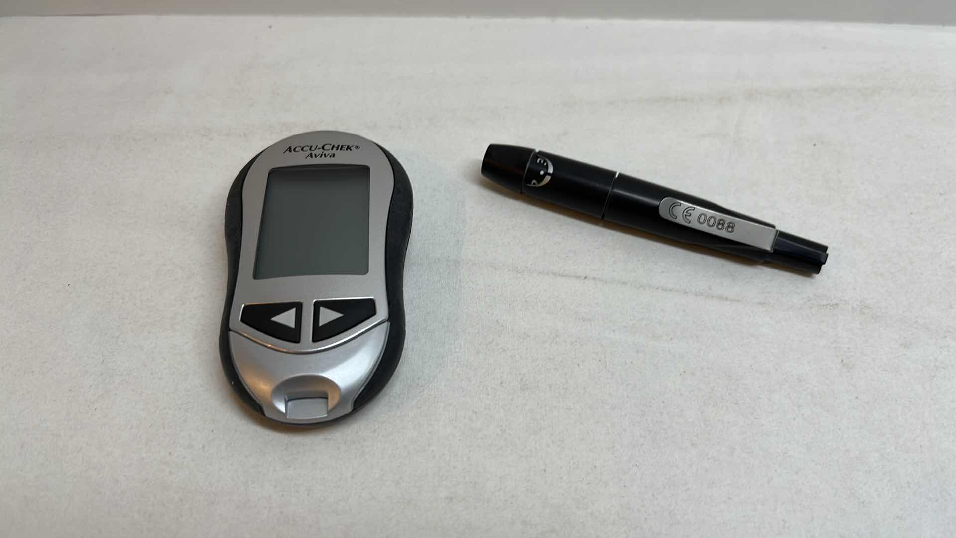 Photo 2 of ACCU-CHEK AVIVA BLOOD GLUCOSE METER AND LANCING DEVICE, BATTERY OPERATED (CAT/TYP 05911958002/53544465737)