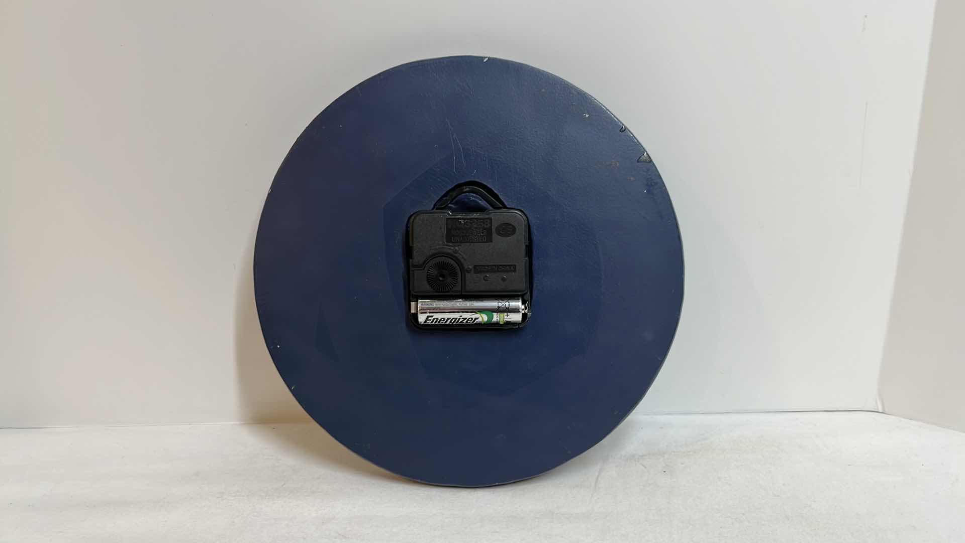 Photo 3 of LIONEL ELECTRIC TRAIN DIE-CAST MERCHANDISE CLOCK, BATTERY OPERATED 8.25” (SKU 5135282)