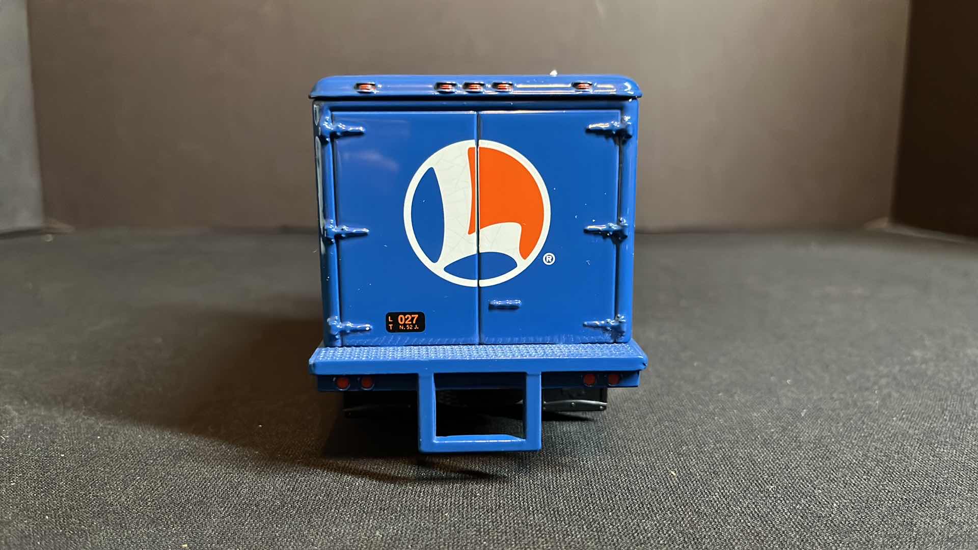 Photo 4 of NIB FIRST GEAR INC EASTWOOD AUTOMOBILIA TRANSPORTATION COLLECTABLES LIONEL ELECTRIC TRAINS DIE-CAST METAL 1/34 SCALE 1952 GMC C.O.E., 1992 (STOCK #19-0108)