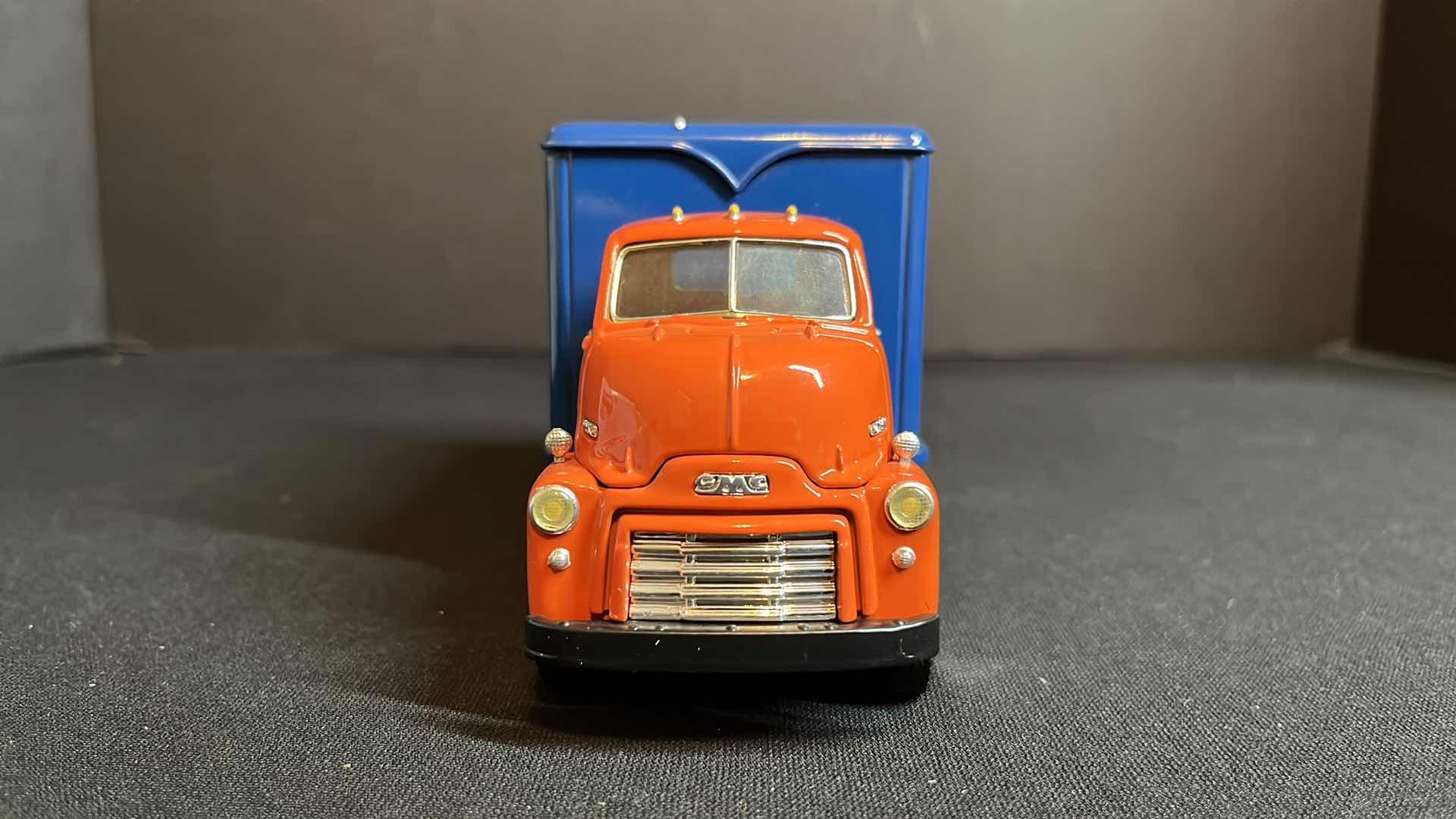 Photo 3 of NIB FIRST GEAR INC EASTWOOD AUTOMOBILIA TRANSPORTATION COLLECTABLES LIONEL ELECTRIC TRAINS DIE-CAST METAL 1/34 SCALE 1952 GMC C.O.E., 1992 (STOCK #19-0108)