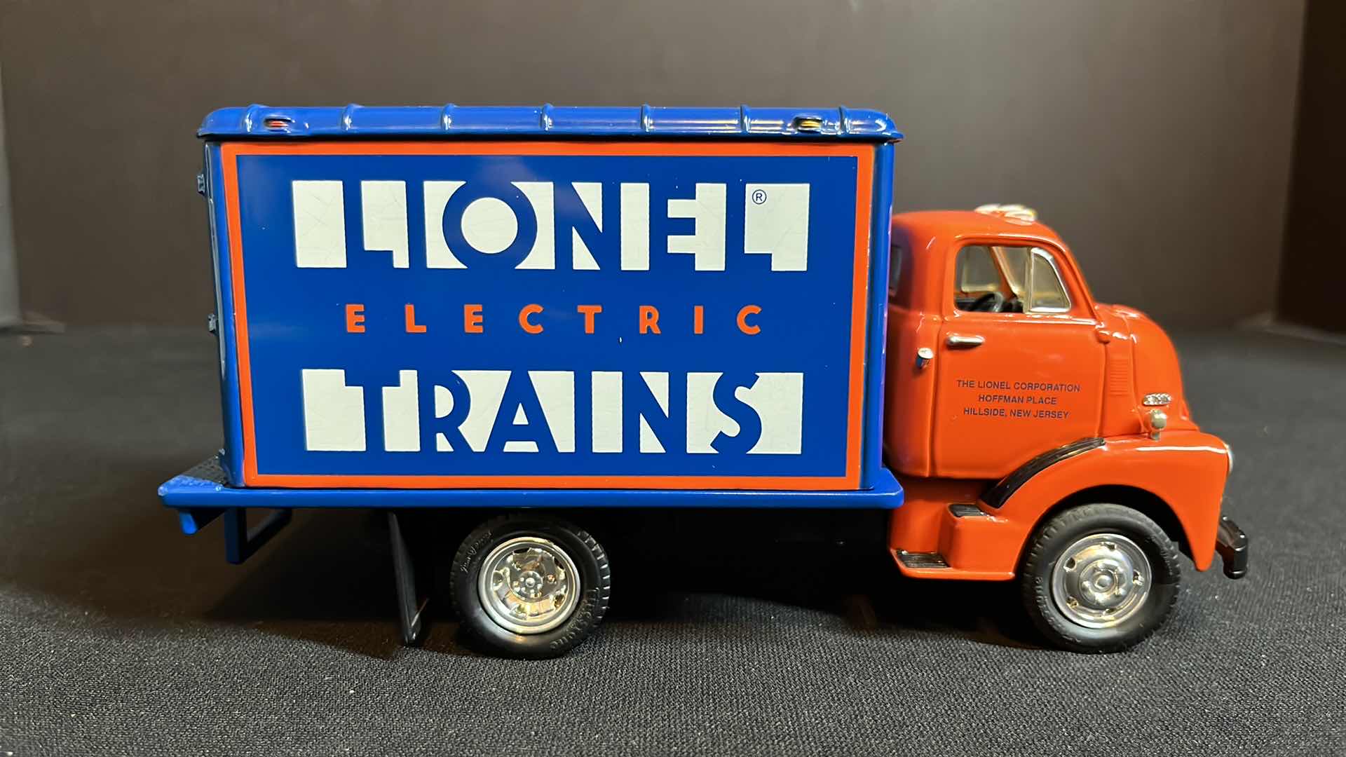 Photo 2 of NIB FIRST GEAR INC EASTWOOD AUTOMOBILIA TRANSPORTATION COLLECTABLES LIONEL ELECTRIC TRAINS DIE-CAST METAL 1/34 SCALE 1952 GMC C.O.E., 1992 (STOCK #19-0108)
