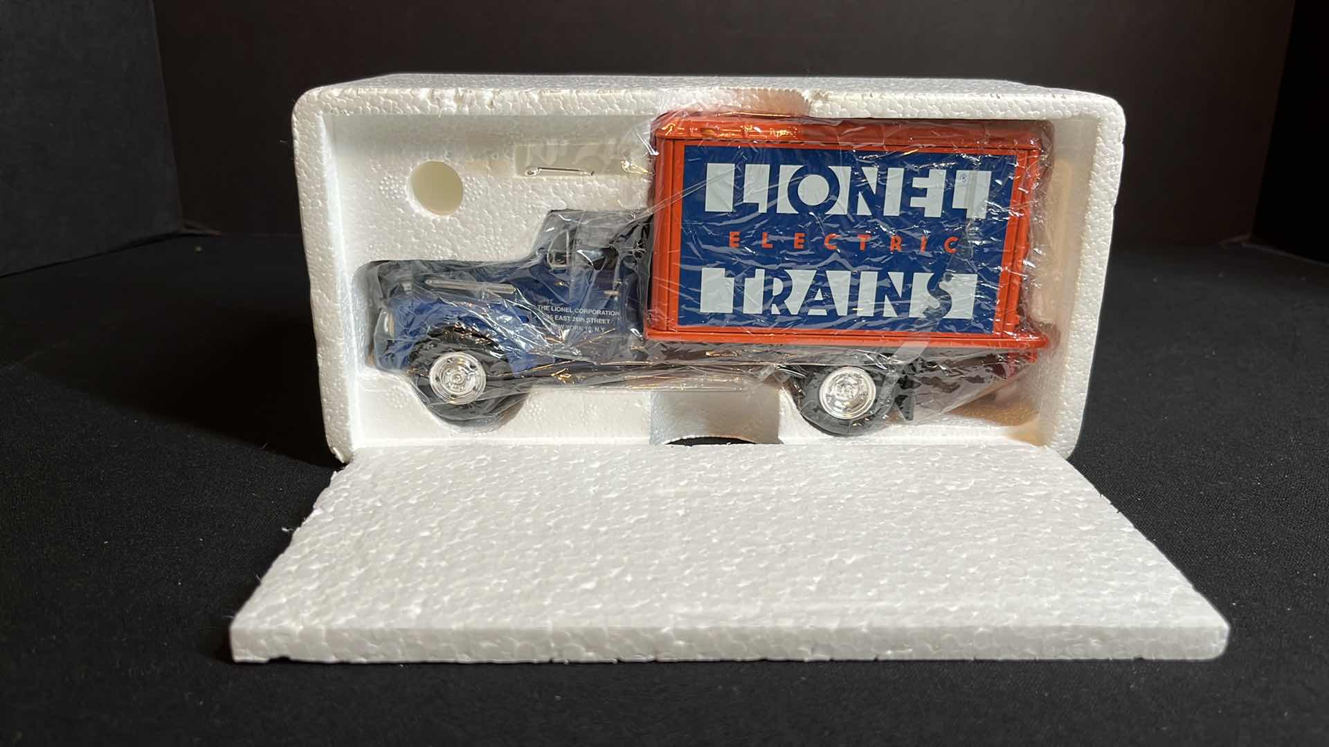 Photo 6 of NIB FIRST GEAR INC EASTWOOD AUTOMOBILIA TRANSPORTATION COLLECTABLES LIONEL ELECTRIC TRAINS DIE-CAST METAL 1/34 SCALE 1951 FORD F-6, 1992 (STOCK #19-0104)