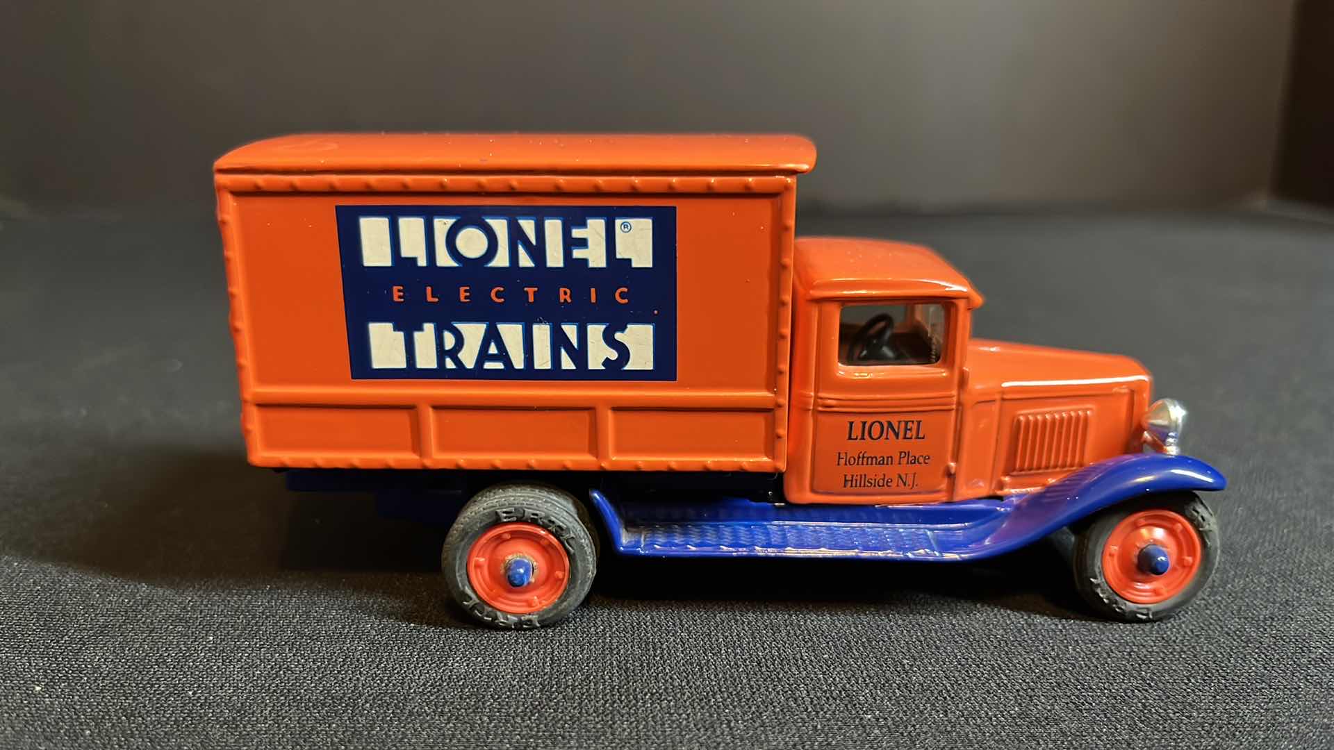 Photo 4 of NIB ERTL COMPANY EASTWOOD AUTOMOBILIA SET OF DIE-CAST METAL LIONEL SERVICE DEPT 1930 SERIES AD 1/2 TON DELUXE DELIVERY TRUCK & LIONEL ELECTRIC TRAINS 1930 CHEVROLET DELIVERY TRUCK, 1993 (STOCK #3522)