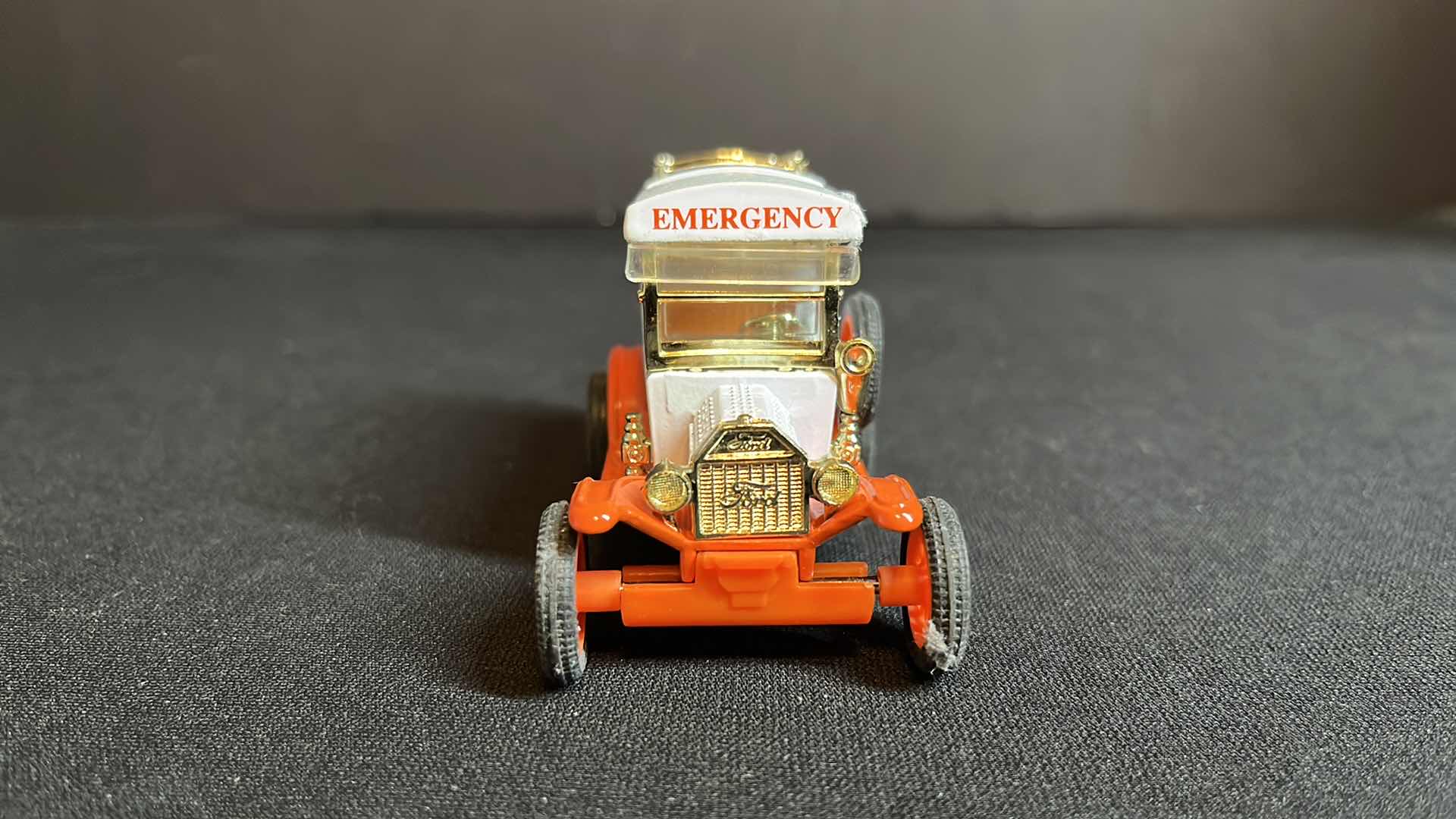 Photo 3 of NIB ERTL COMPANY EASTWOOD AUTOMOBILIA SET OF DIE-CAST METAL LIONEL 1913 FORD MODEL T DELIVERY/EMERGENCY VAN & CHEVROLET LIONELVILLE GARAGE 24 HOUR TOWING WRECKER, 1994 (STOCK #B518)