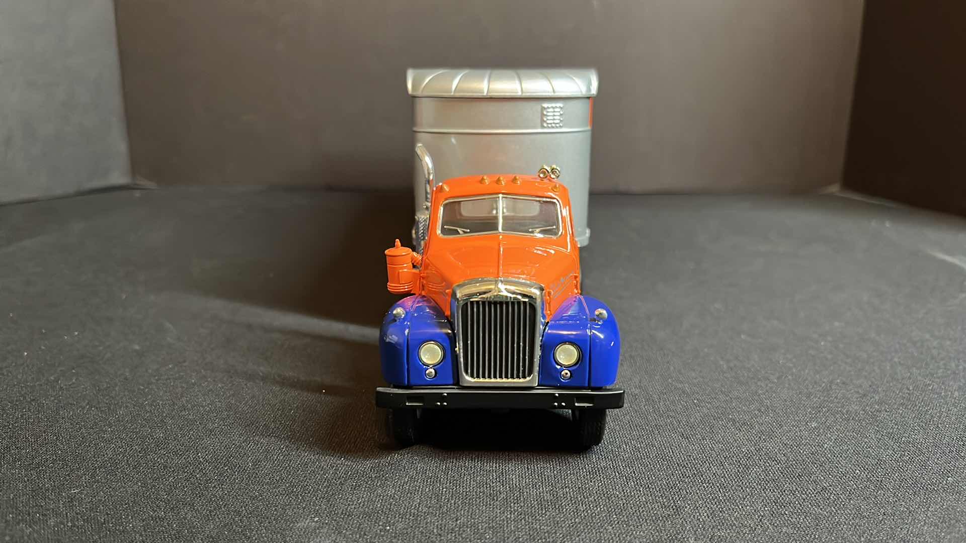 Photo 3 of FIRST GEAR INC EASTWOOD AUTOMOBILIA TRANSPORTATION COLLECTABLES THE LIONEL CORPORATION DIE-CAST METAL 1960 MODEL B-61 MACK TRACTOR & TRAILER, 1993 (STOCK #19-0116)