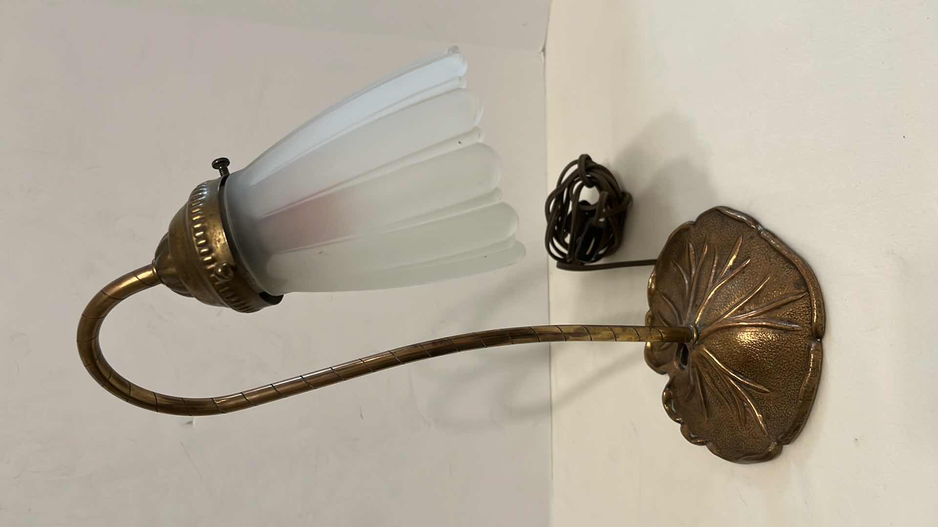 Photo 3 of VINTAGE 1970’S GOOSENECK LILY PAD LIGHT 14.5” TABLE LAMP