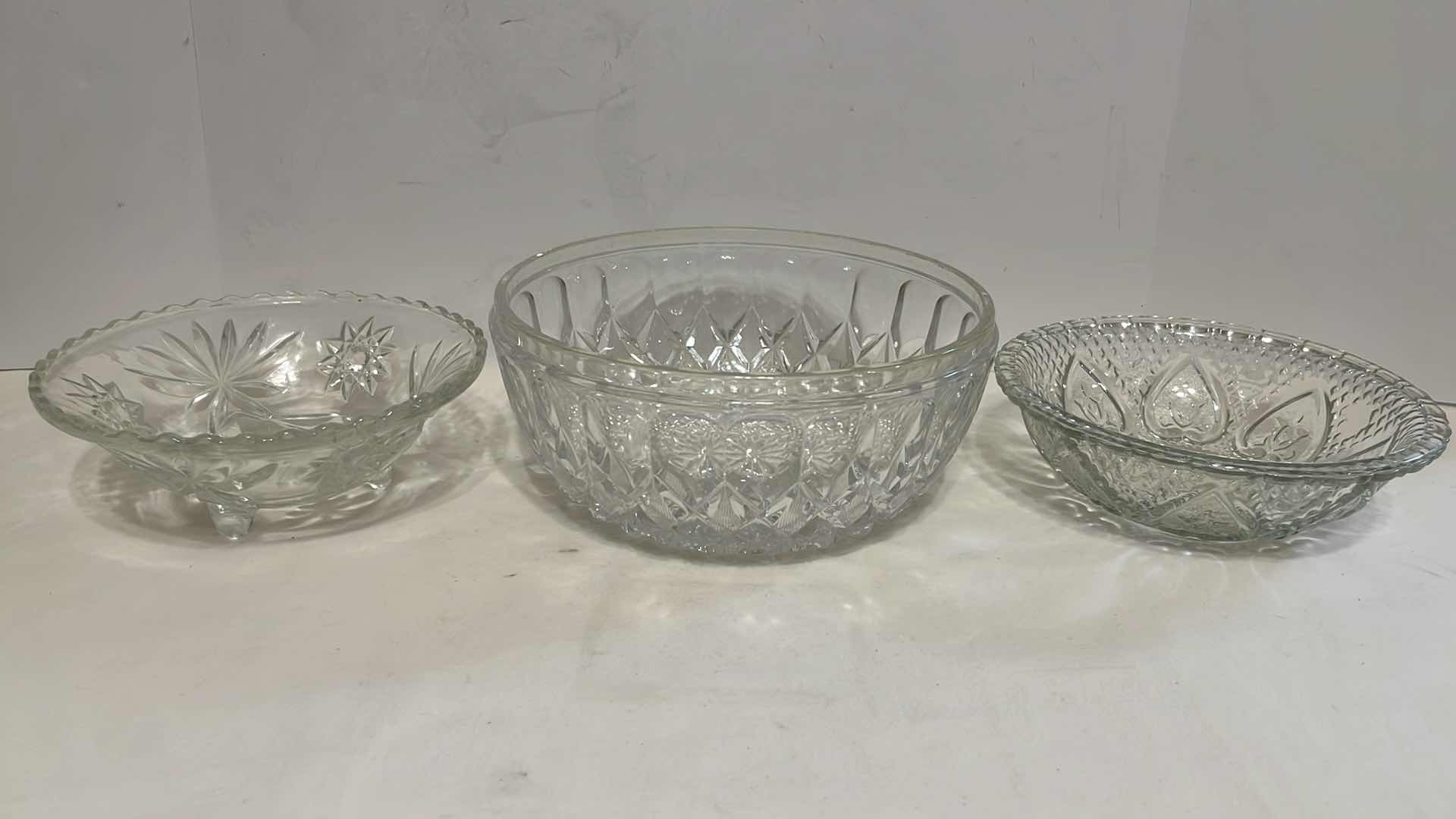 Photo 2 of VINTAGE CLEAR GLASS BOWLS (9)