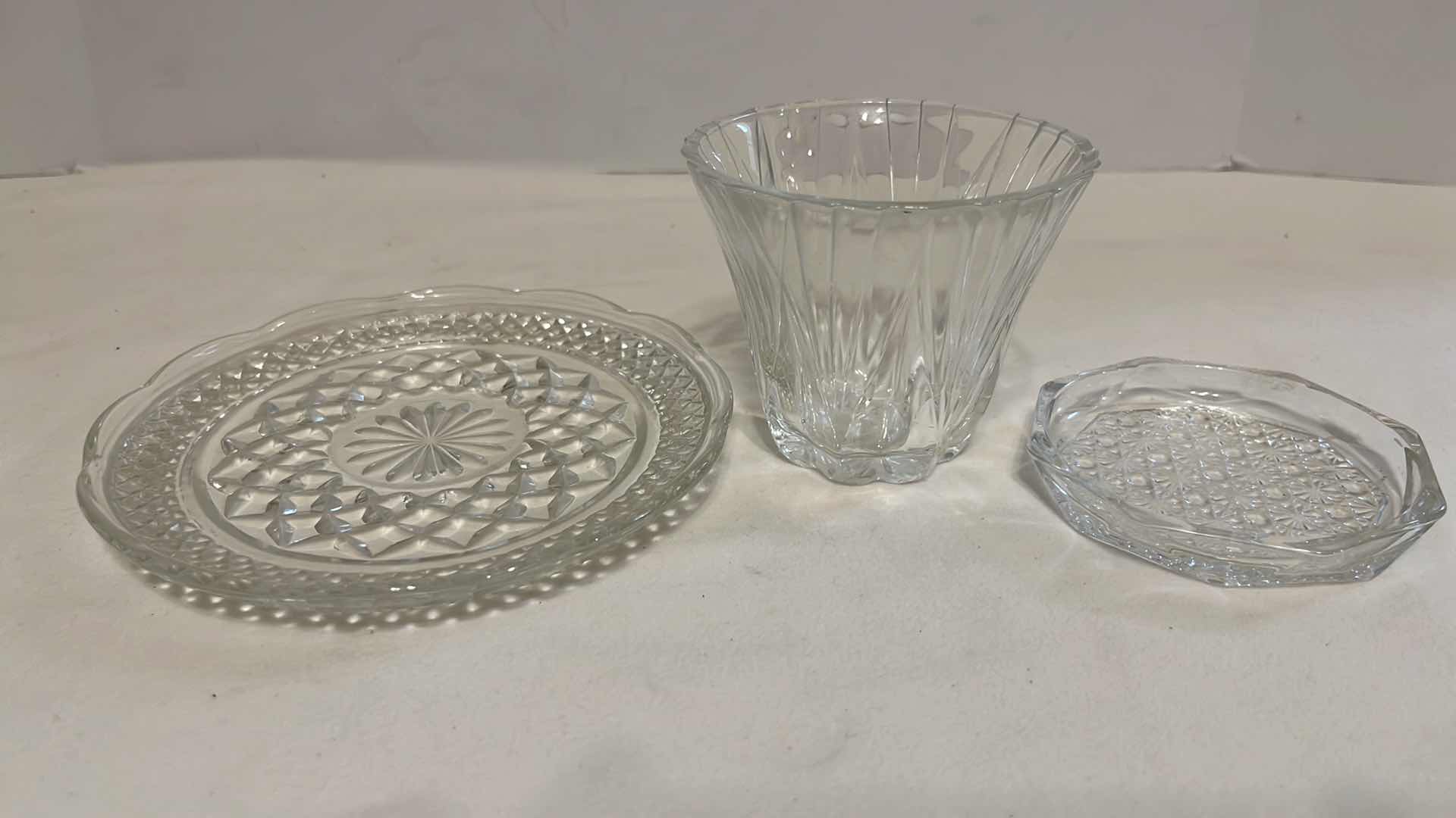 Photo 4 of VINTAGE CLEAR GLASS BOWLS (9)