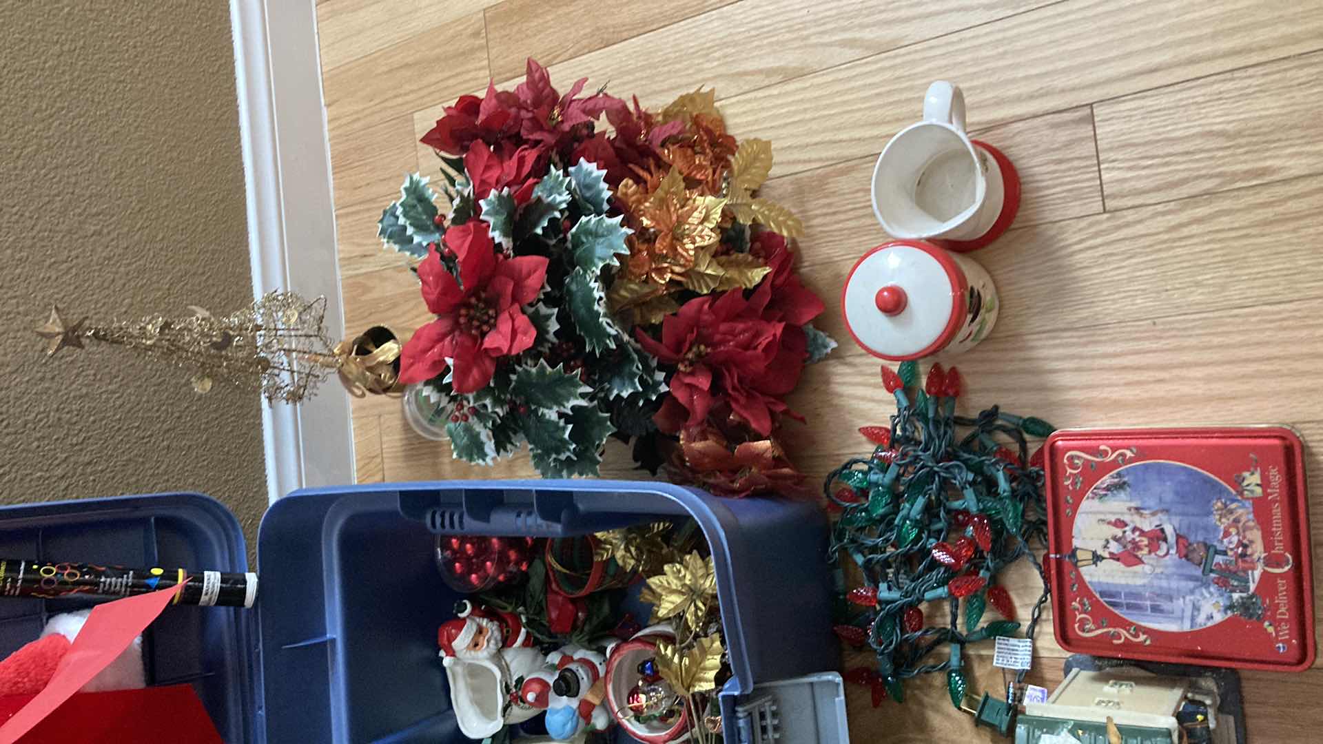 Photo 5 of CHRISTMAS DECORATIONS W RUBBERMAID TOTE-LOCKER 19.5GAL
