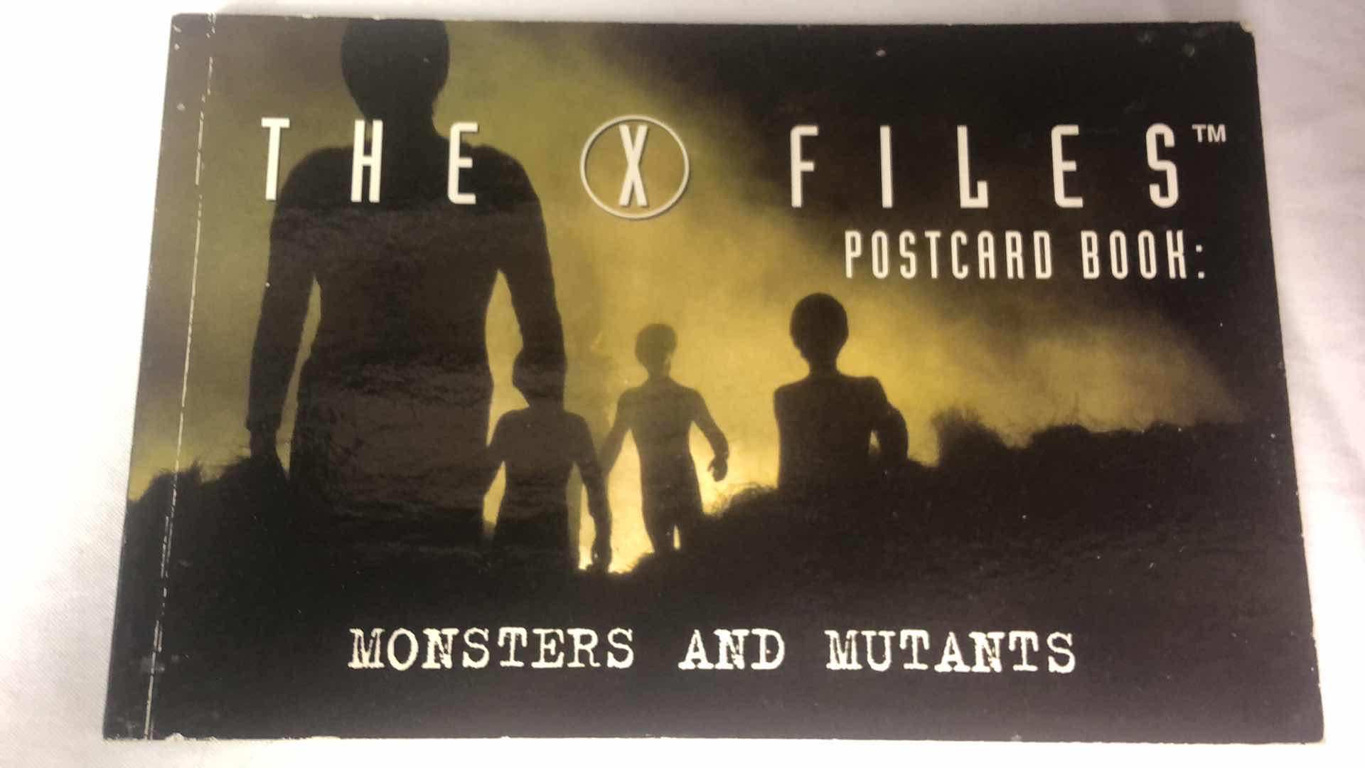 Photo 11 of APPROX 900 X FILES COLLECTIBLE TRADING CARDS AND GAME SEASON 1, SEASON 2, PREMIERE EDITION, STARTER PACK AND MORE