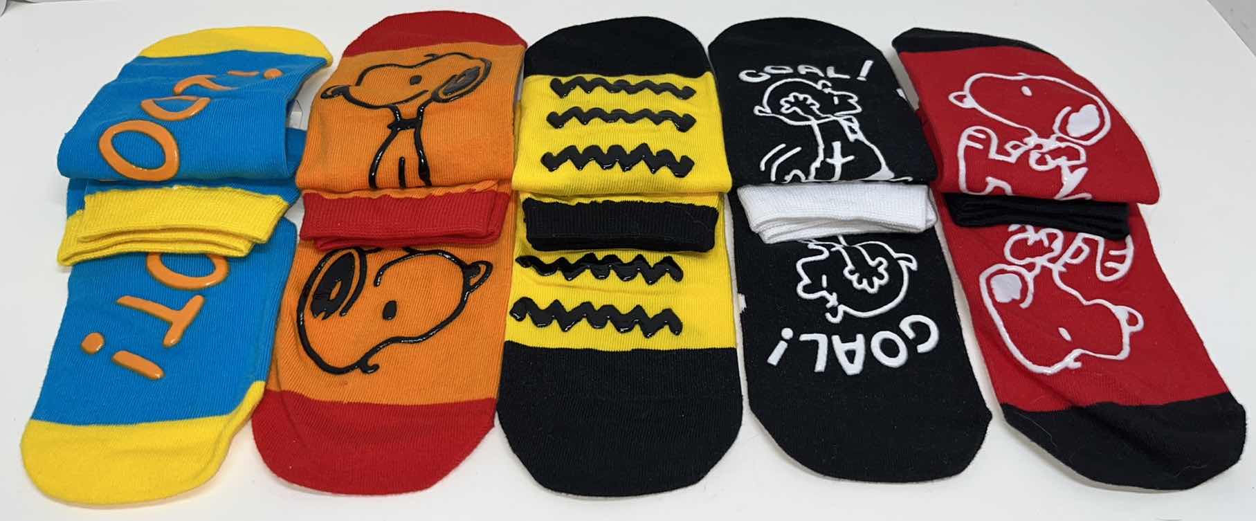 Photo 3 of NEW PEANUTS WOMENS SIZE 9-11 GRIPPER SOCKS (5)