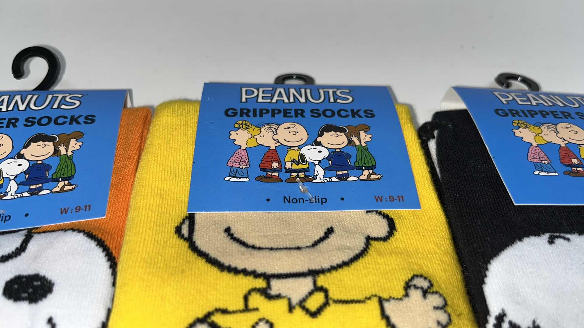 Photo 2 of NEW PEANUTS WOMENS SIZE 9-11 GRIPPER SOCKS (5)