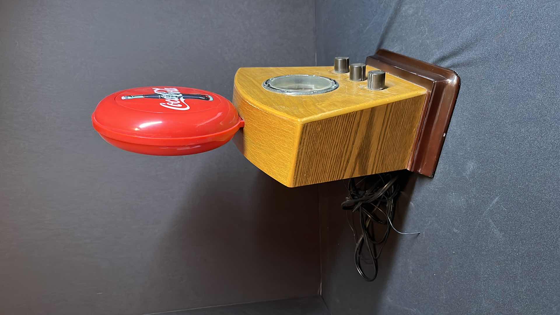 Photo 2 of COCA-COLA AM/FM RADIO FEATURING THE RED DISC ICON W WOOD BASE, 1934 ANTIQUE LOOK (1996)