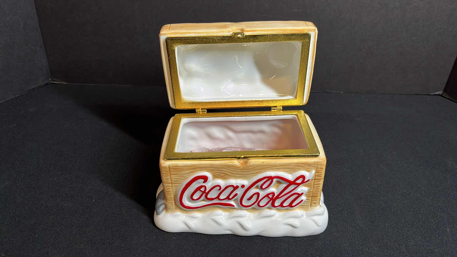 Photo 3 of COCA-COLA HINGED BOX W POLAR BEARS, CERAMIC, ITEM #3741FY04