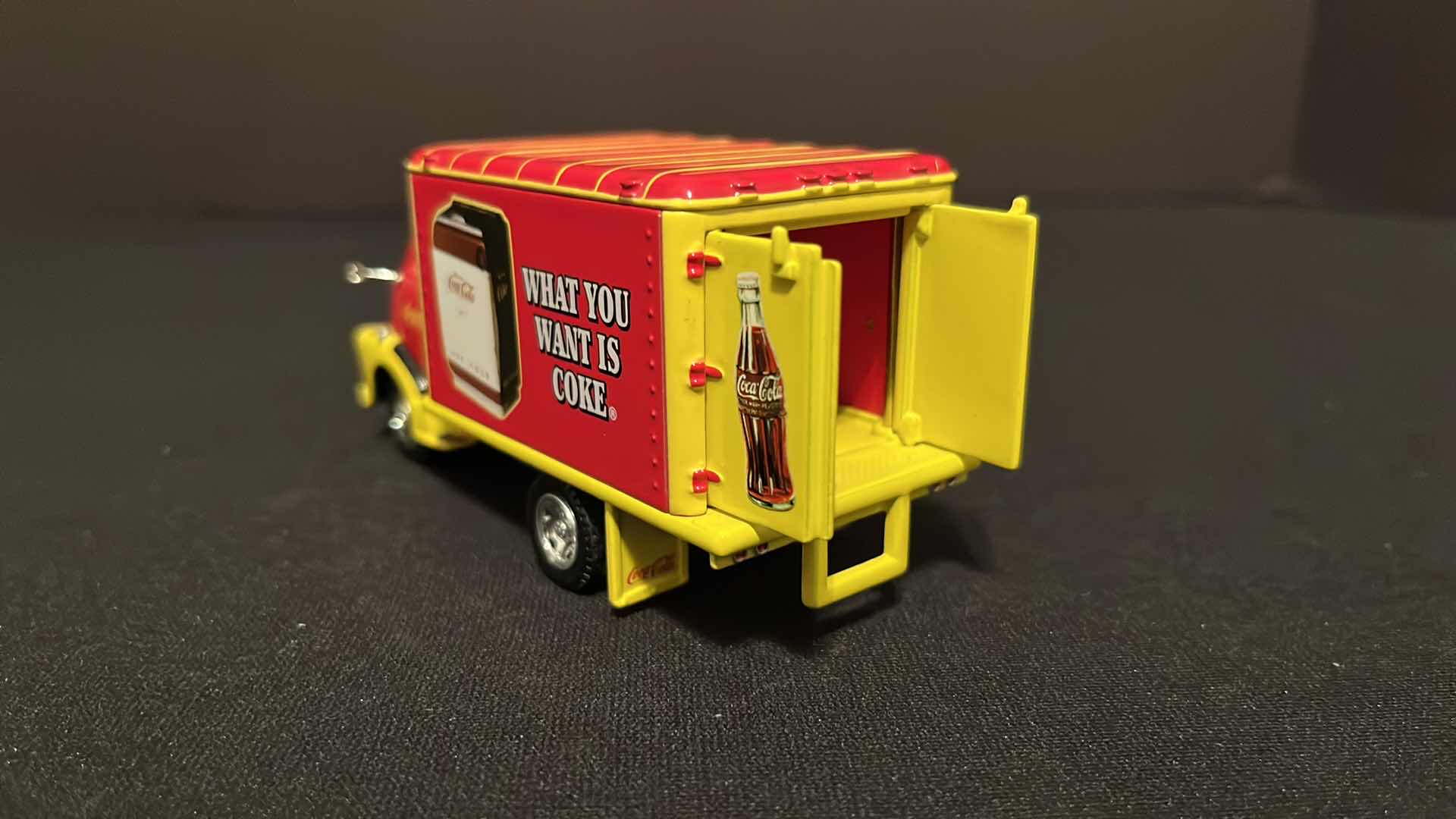 Photo 6 of COCA-COLA MATCHBOX COLLECTIBLES MODELS OF YESTERYEAR 1948 GMC COE, W COA, 1995 (MODEL YYM96504)