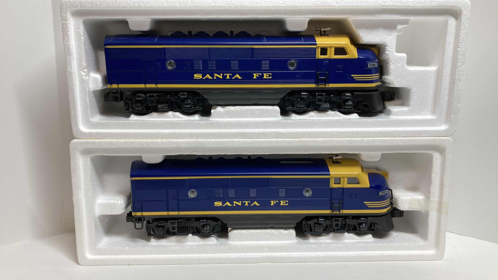 Photo 1 of LIONEL ELECTRIC TRAINS SANTA FE F3 AA UNITS 6-18117 BOXSET