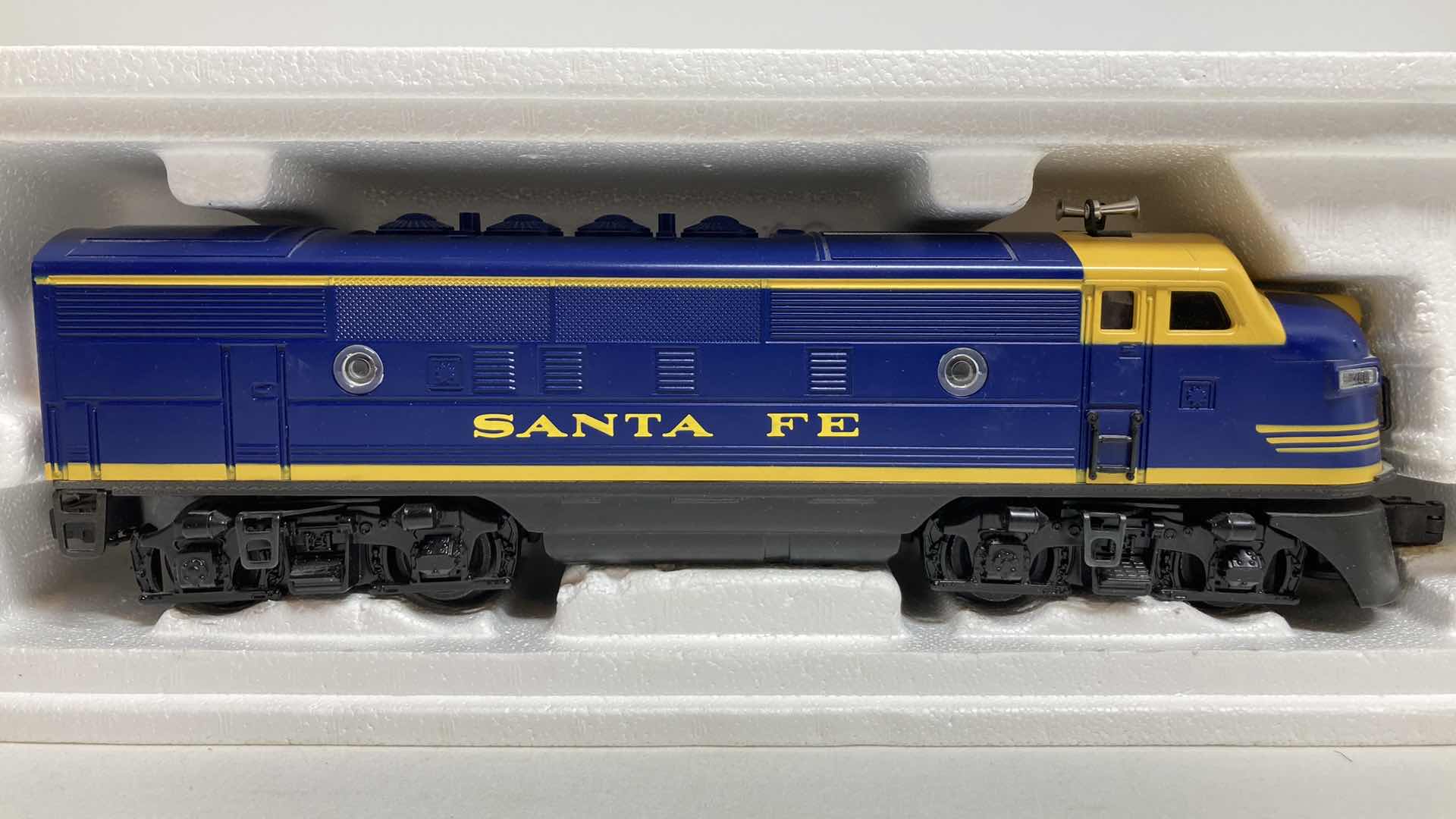 Photo 3 of LIONEL ELECTRIC TRAINS SANTA FE F3 AA UNITS 6-18117 BOXSET