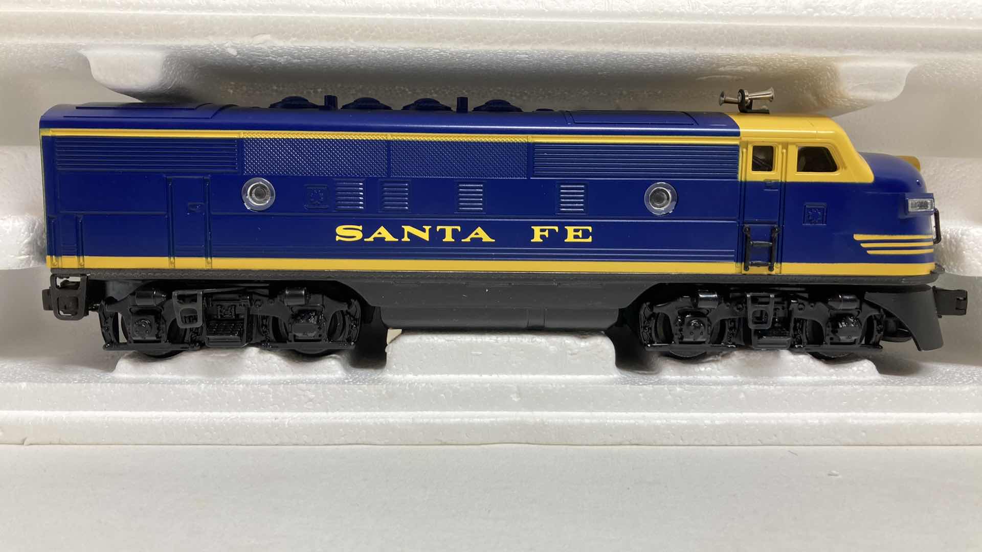 Photo 2 of LIONEL ELECTRIC TRAINS SANTA FE F3 AA UNITS 6-18117 BOXSET