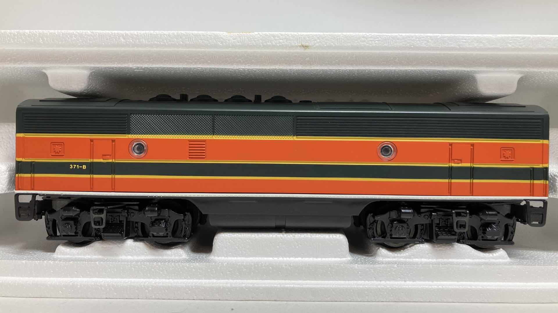 Photo 2 of LIONEL ELECTRIC TRAINS G.N. NON-POWERED F-3 B-UNIT TRAIN CAR 6-18108