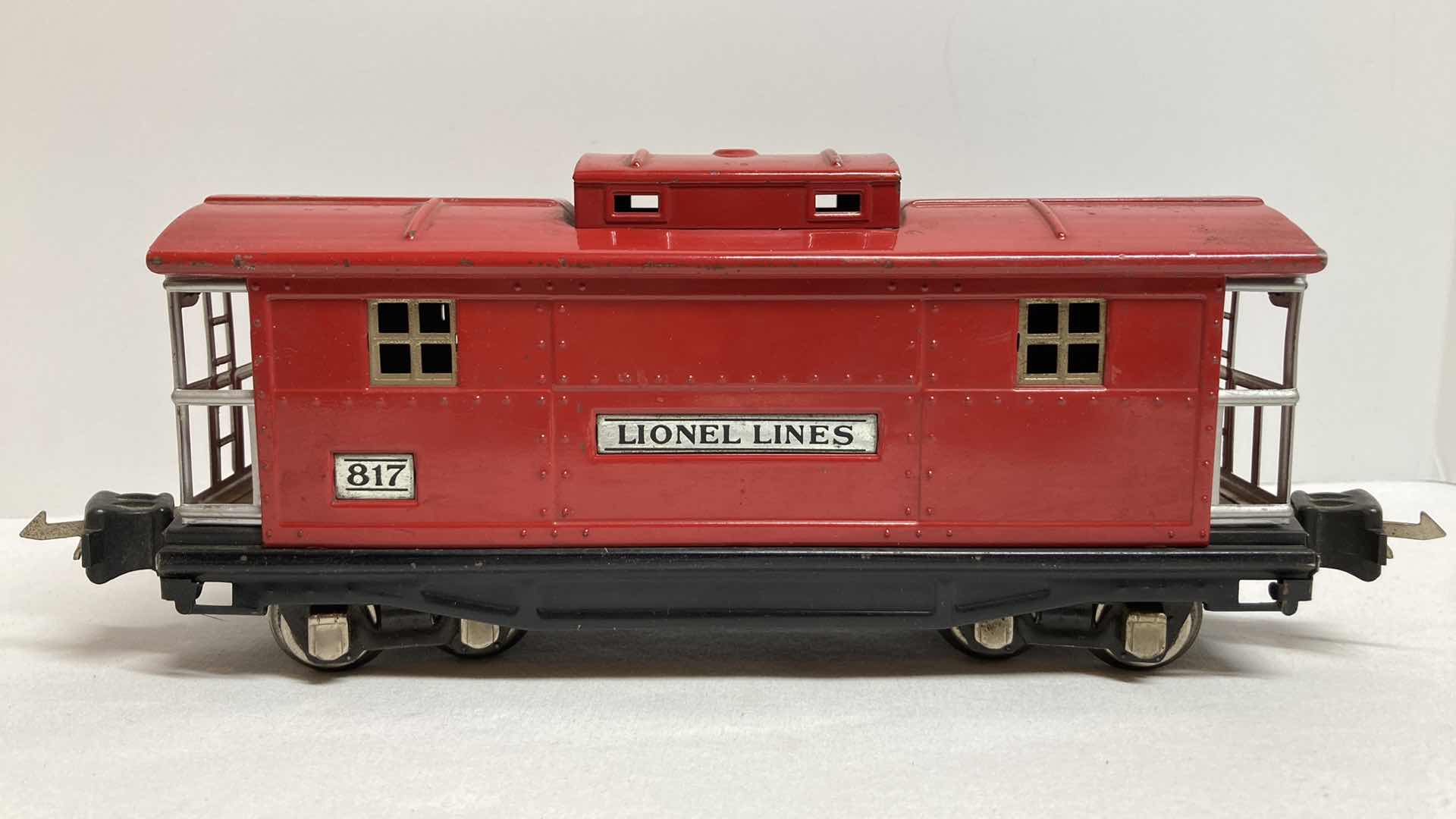 Photo 3 of LIONEL ELECTRIC TRAINS CABOOSE O GAUGE NO.817 TRAIN CAR