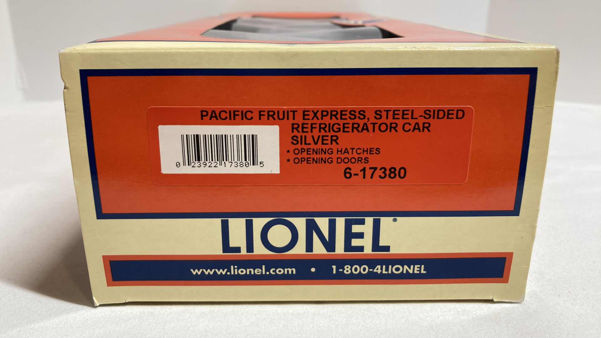 Photo 1 of LIONEL PACIFIC FRUIT EXPRESS STEEL SIDED REFRIGERATOR CAR 6-17380