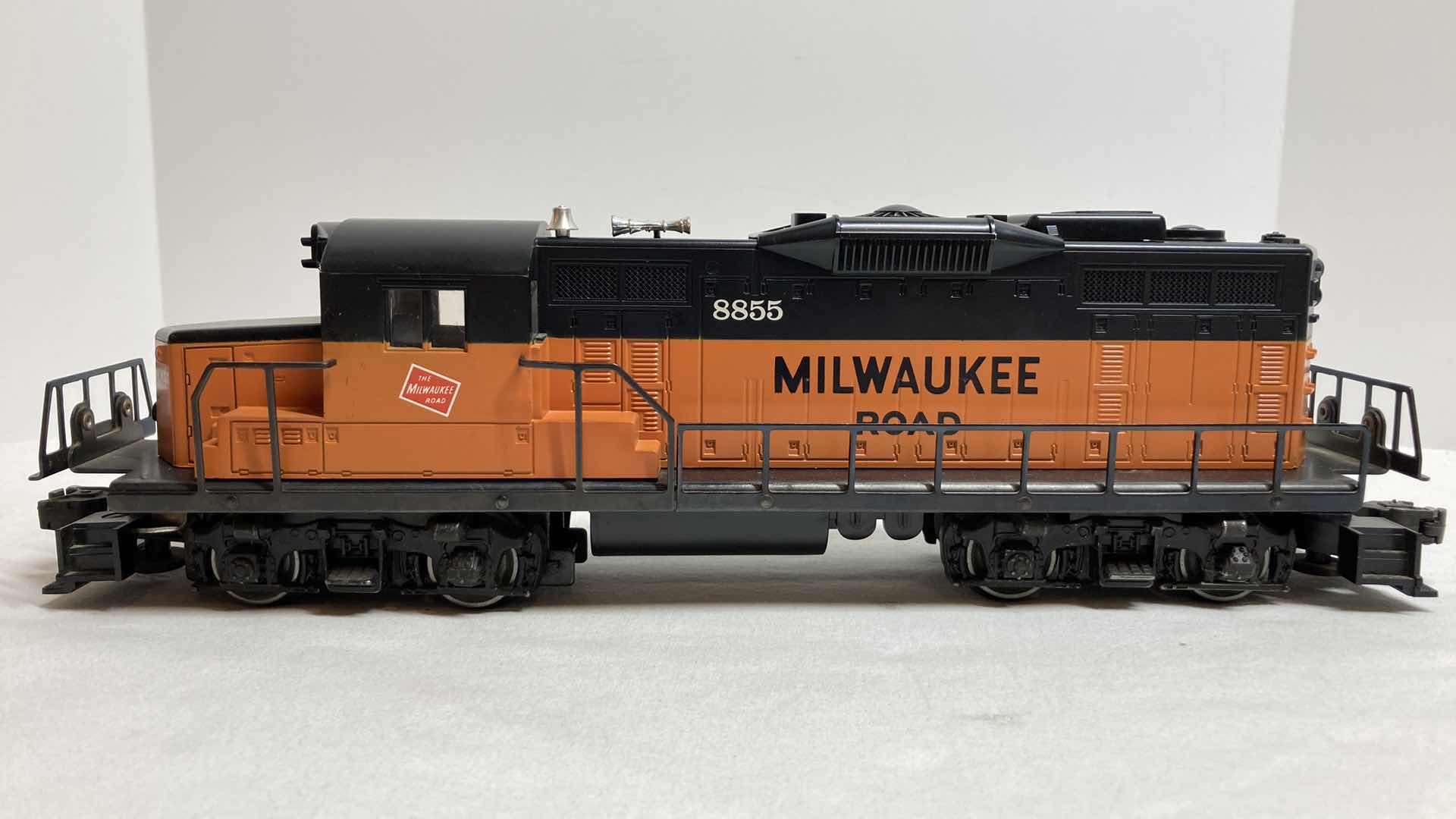 Photo 3 of LIONEL MILWAUKEE ROAD SD-18 POWERED DIESEL LOCOMOTIVE 6-8855