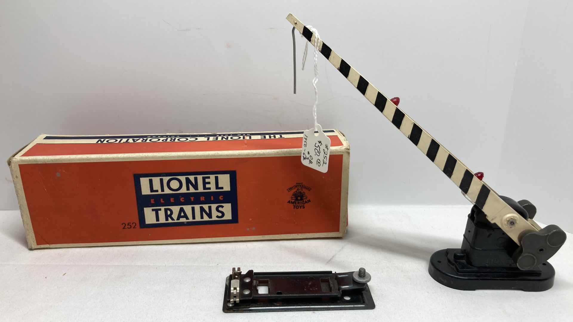 Photo 1 of LIONEL ELECTRIC TRAINS AUTOMATIC CROSSING GATE 252-44